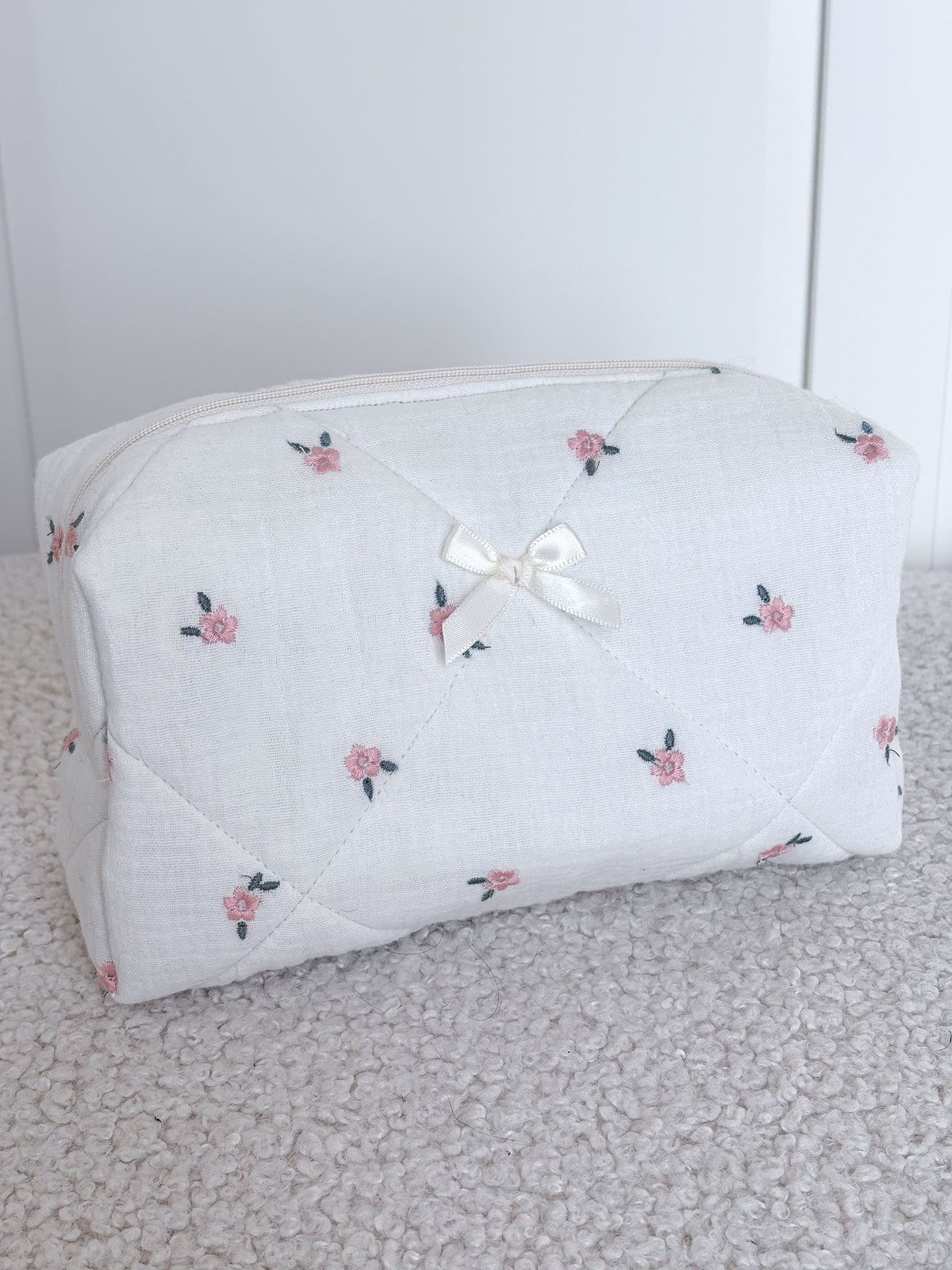 Trousse beauté matelassée brodée fleurie – Eglantine