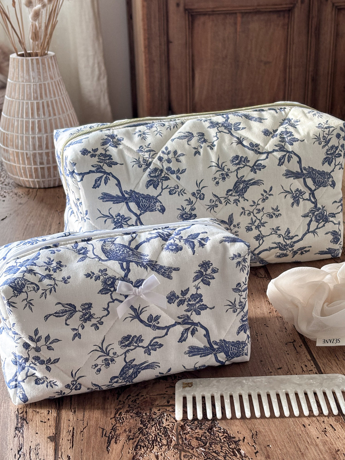 Trousse beauté matelassée toile de Jouy bleue – Joséphine