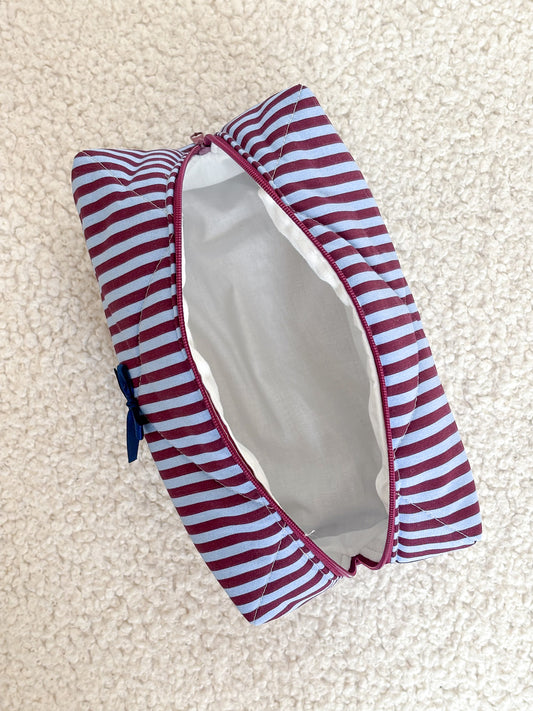 Trousse beauté matelassée rayée bordeaux et bleu – Victoire