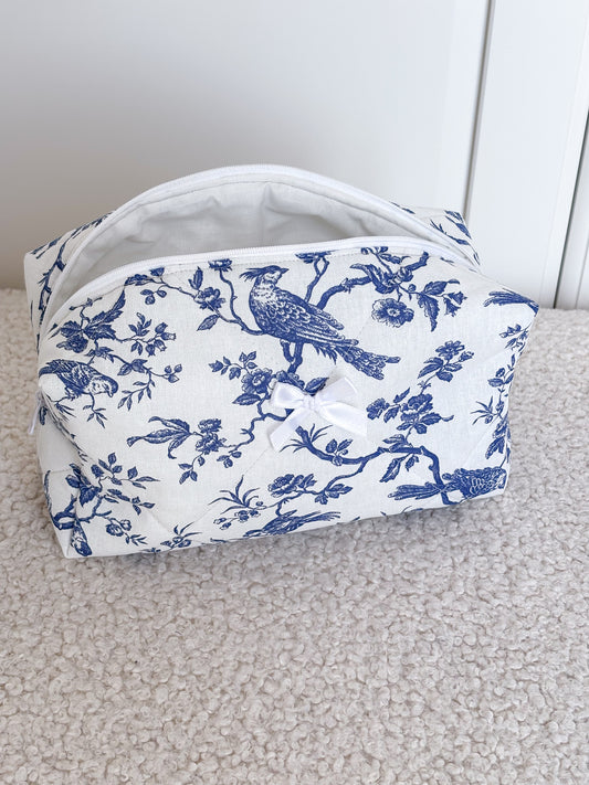 Trousse beauté matelassée toile de Jouy bleue – Joséphine