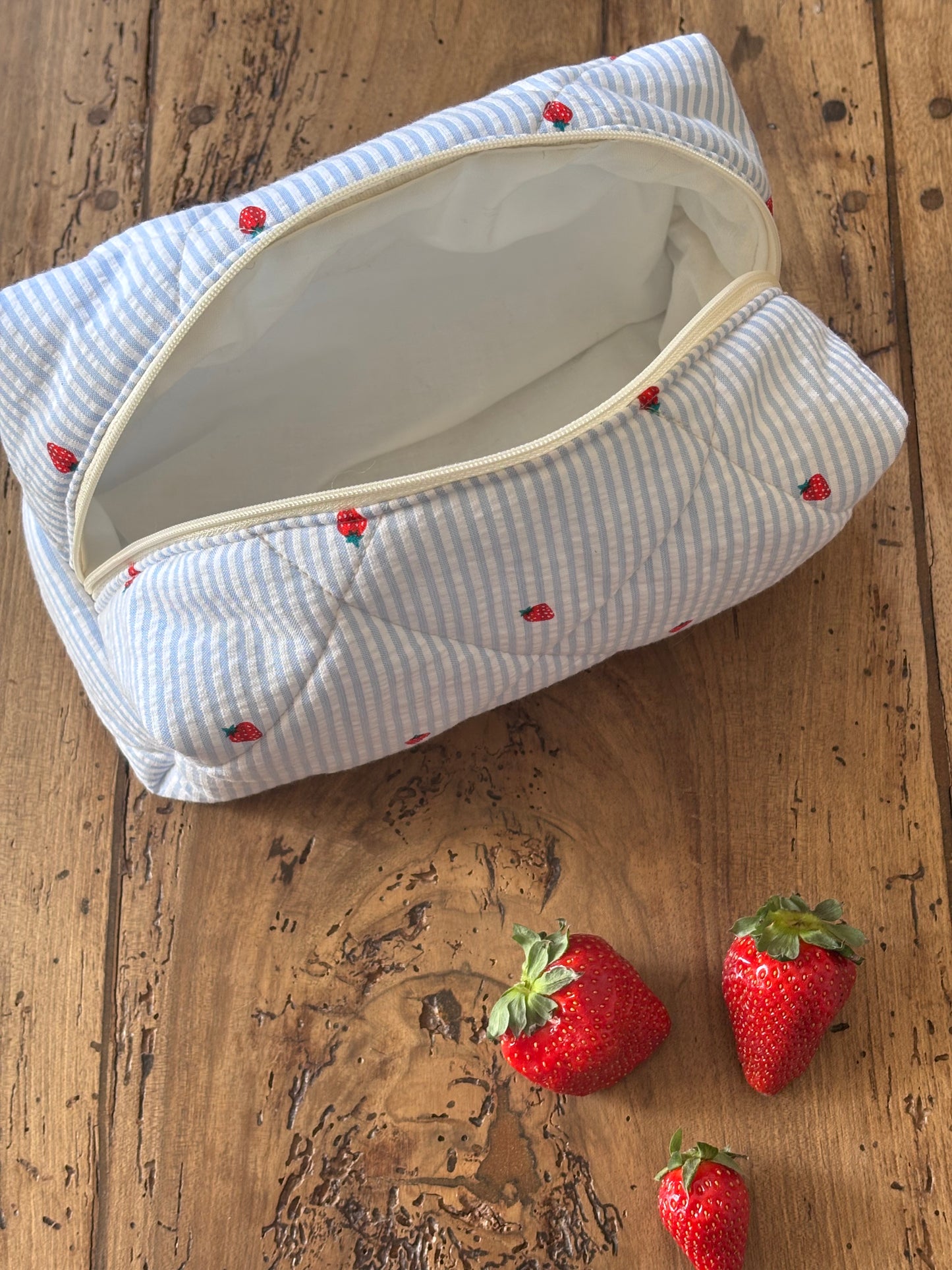 Trousse beauté matelassée Rayures bleues & Fraises