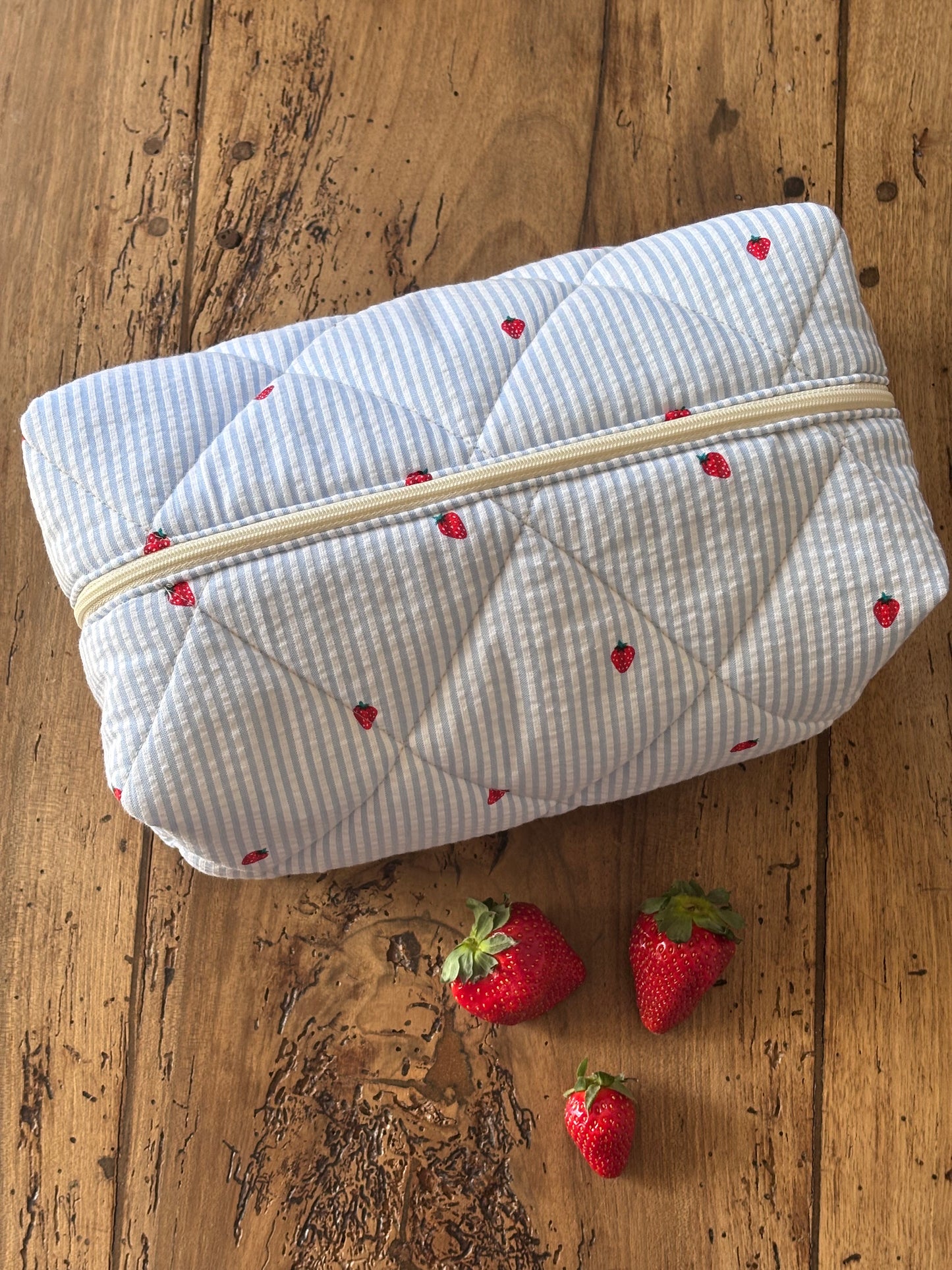 Trousse beauté matelassée Rayures bleues & Fraises