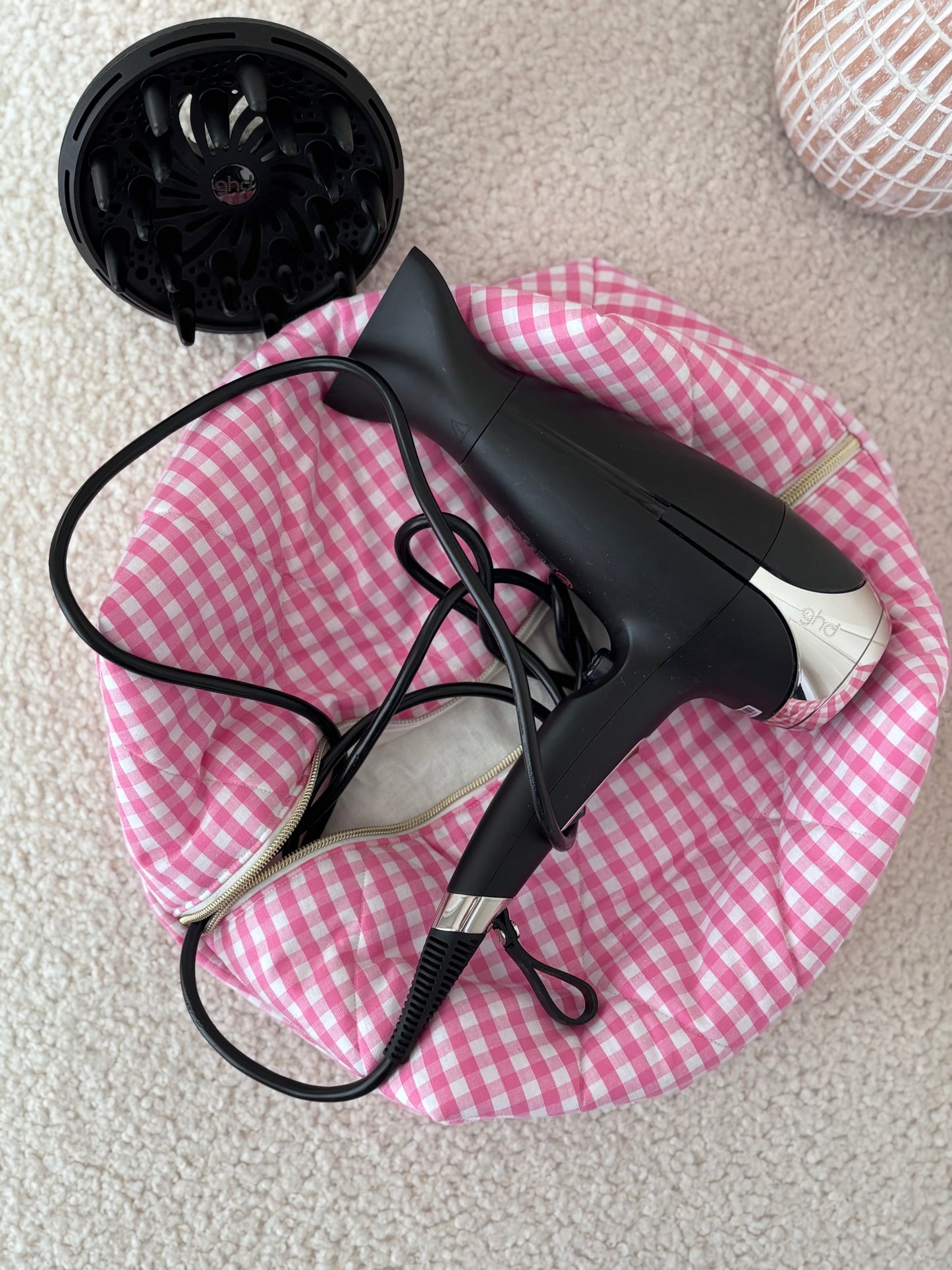 Trousse sèche-cheveux matelassée vichy rose Louise avec diffuseur – Quilted pink gingham hair dryer case with diffuser – Maison ELOÏA