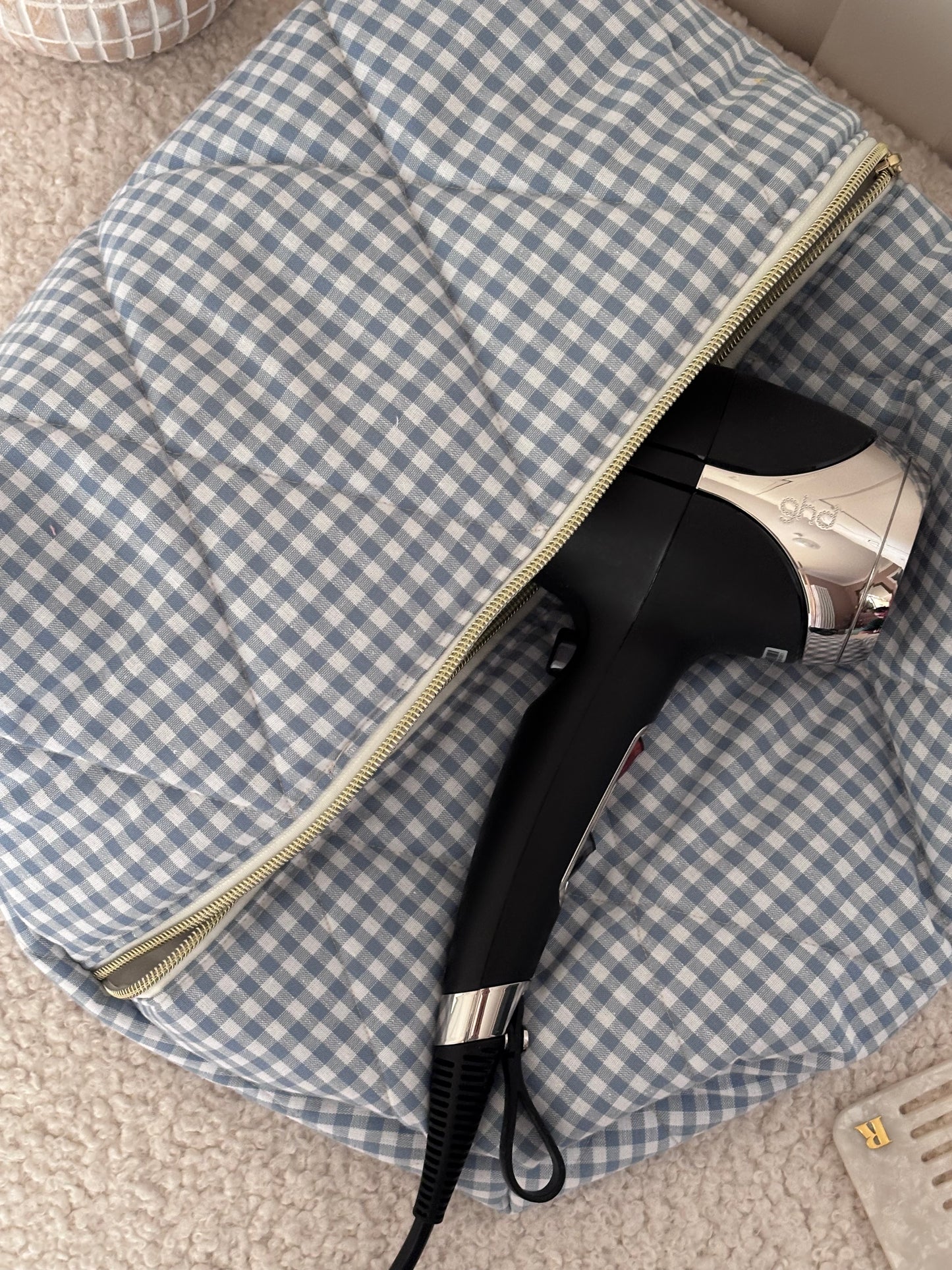 Trousse sèche-cheveux matelassée vichy bleue Louise avec GHD Helios – Quilted blue gingham hair dryer case with GHD Helios – Maison ELOÏA