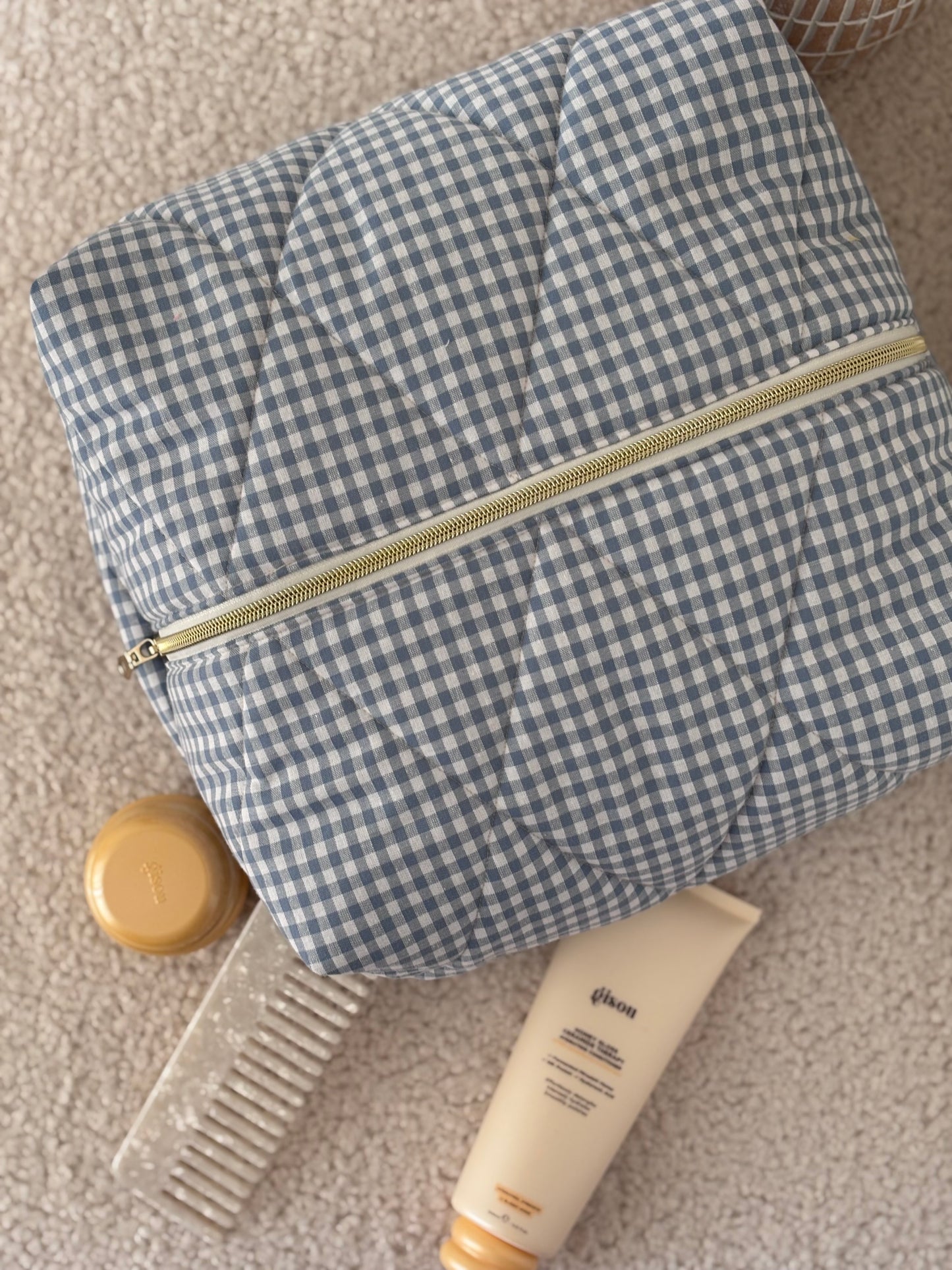 Trousse sèche-cheveux matelassée vichy bleue Louise vue du dessus – Top view of quilted blue gingham hair dryer case – Maison ELOÏA