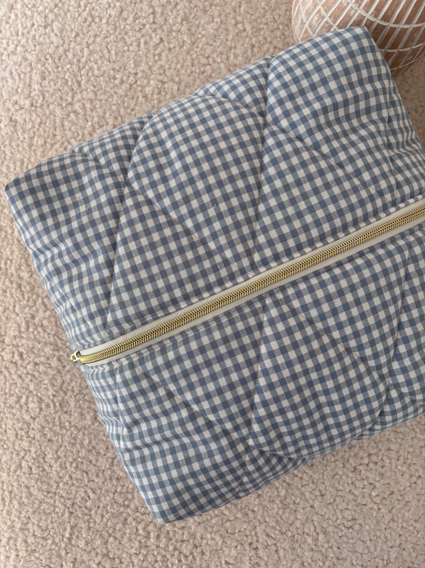 Trousse sèche-cheveux matelassée vichy bleue Louise vue du dessus – Top view of quilted blue gingham hair dryer case – Maison ELOÏA