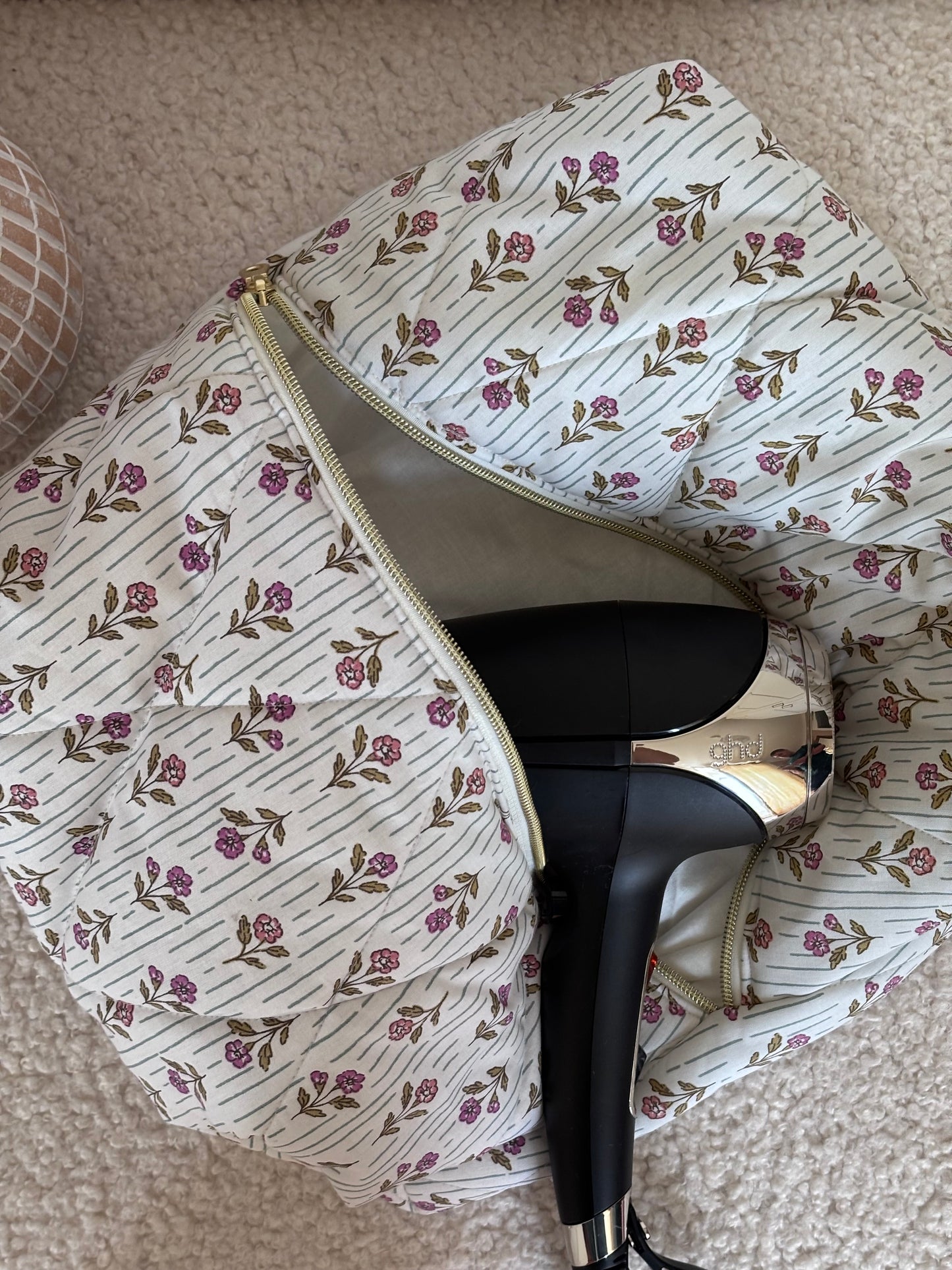 Trousse sèche-cheveux matelassée fleurie Léonie  avec GHD Helios – Quilted flower hair dryer case with GHD Helios – Maison ELOÏA