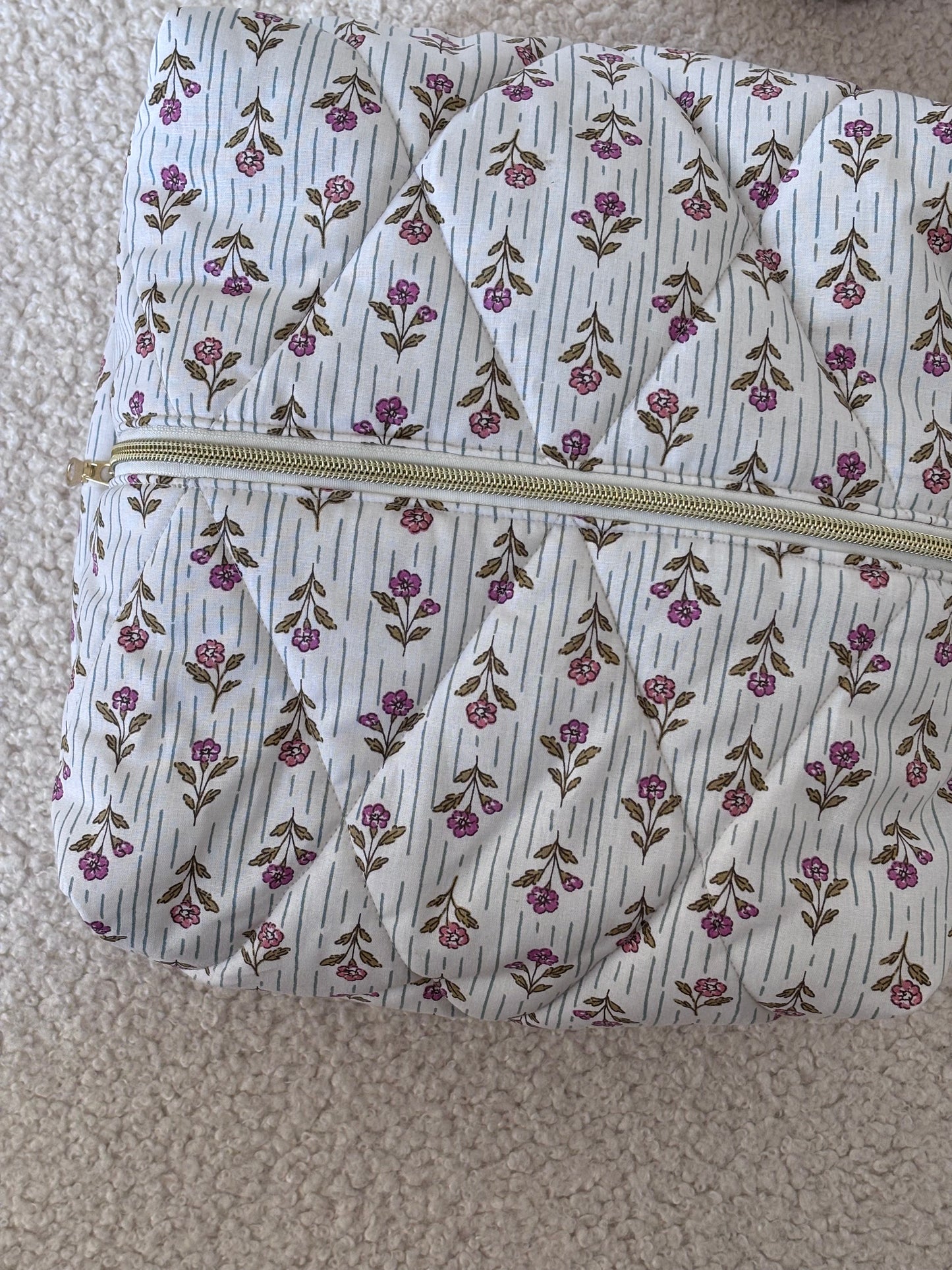 Trousse sèche-cheveux matelassée fleurie Léonie vue du dessus – Top view of quilted flower hair dryer case – Maison ELOÏA