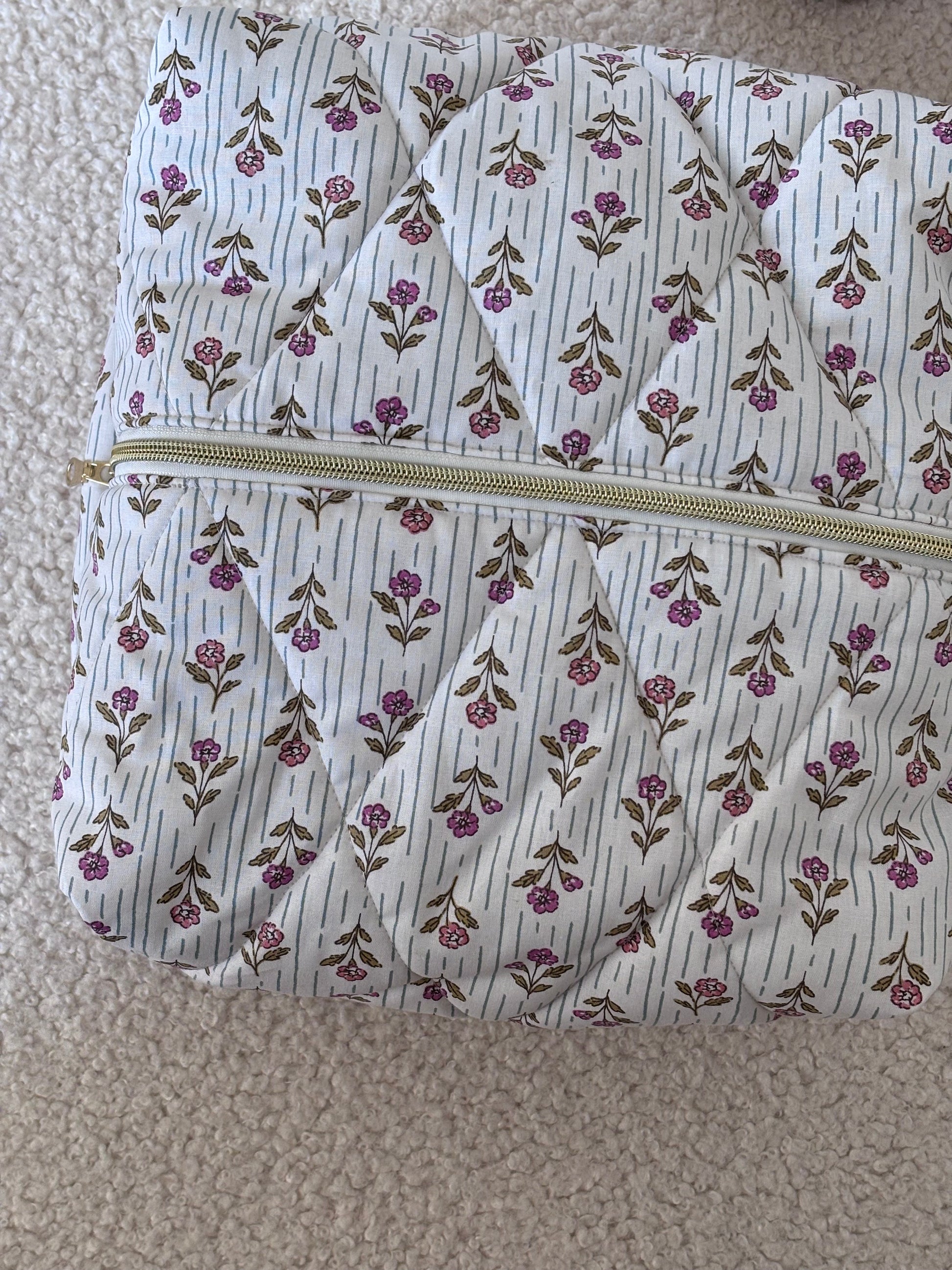 Trousse sèche-cheveux matelassée fleurie Léonie vue du dessus – Top view of quilted flower hair dryer case – Maison ELOÏA