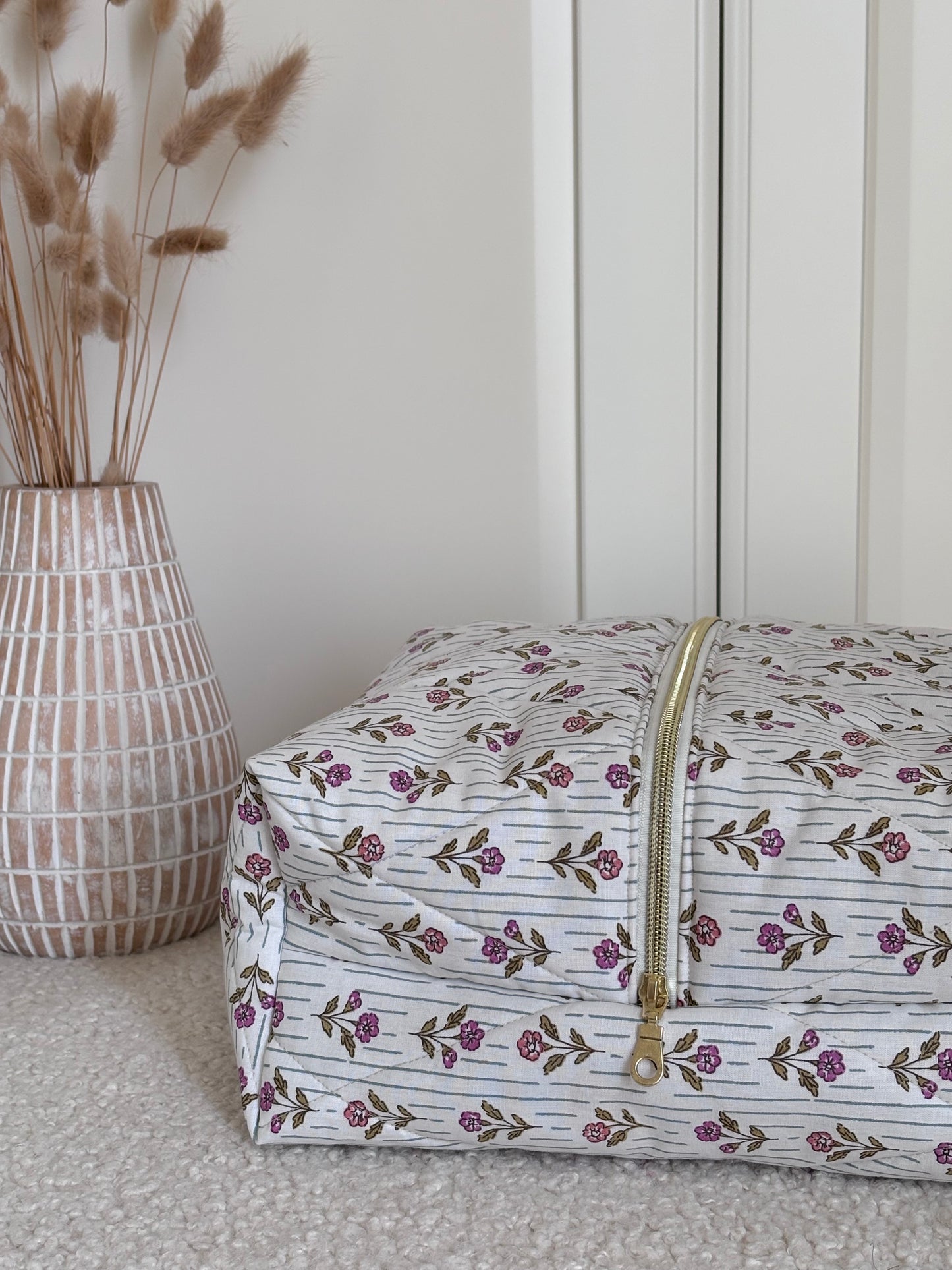 Trousse sèche-cheveux matelassée fleurie Léonie – Quilted flower hair dryer case – Maison ELOÏA