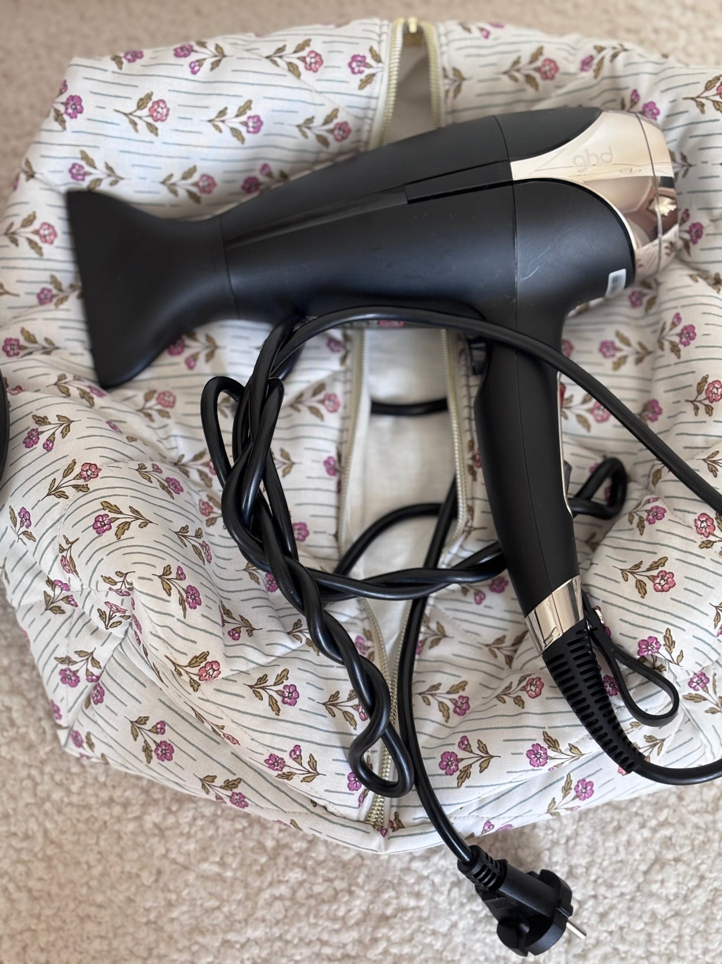 Trousse sèche-cheveux matelassée fleurie Léonie  avec GHD Helios – Quilted flower hair dryer case with GHD Helios – Maison ELOÏA