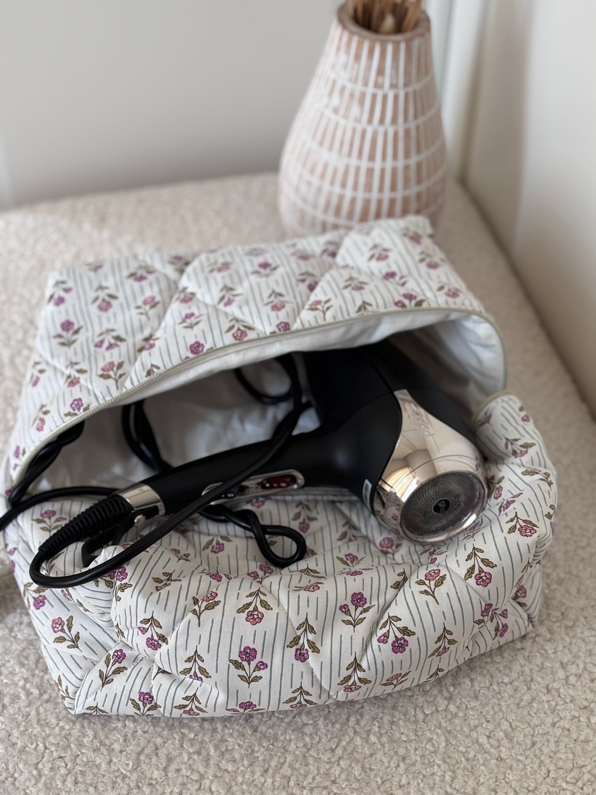Trousse sèche-cheveux matelassée fleurie Léonie  avec GHD Helios – Quilted flower hair dryer case with GHD Helios – Maison ELOÏA