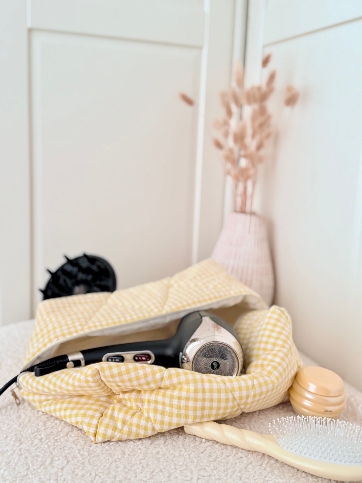 Trousse sèche-cheveux matelassée vichy jaune Louise avec diffuseur – Quilted yellow gingham hair dryer case with diffuser – Maison ELOÏA