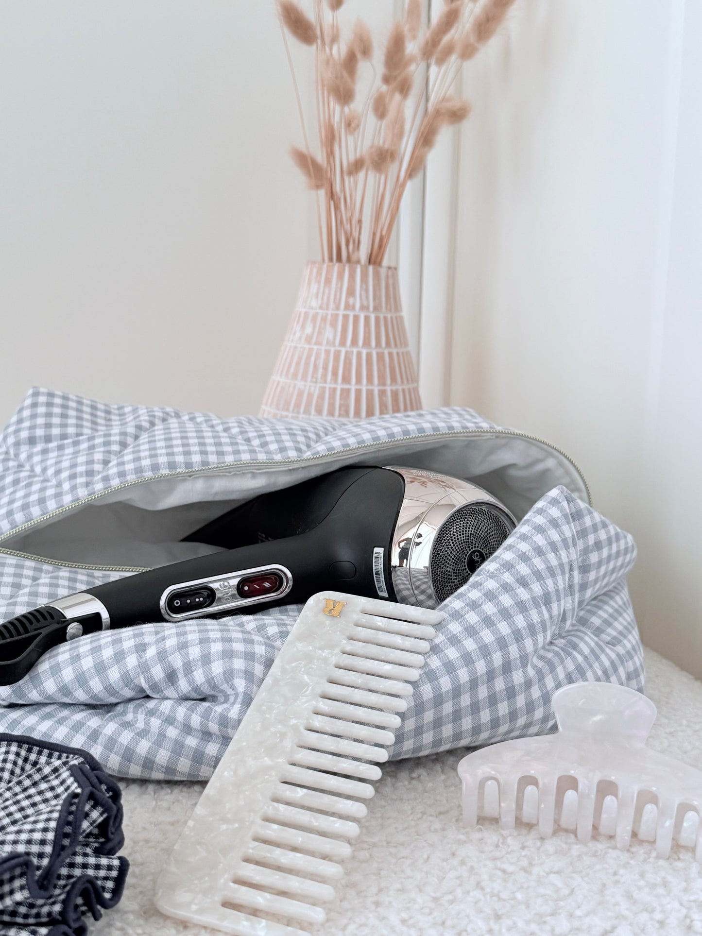 Trousse sèche-cheveux matelassée vichy bleue Louise avec GHD Helios – Quilted blue gingham hair dryer case with GHD Helios – Maison ELOÏA