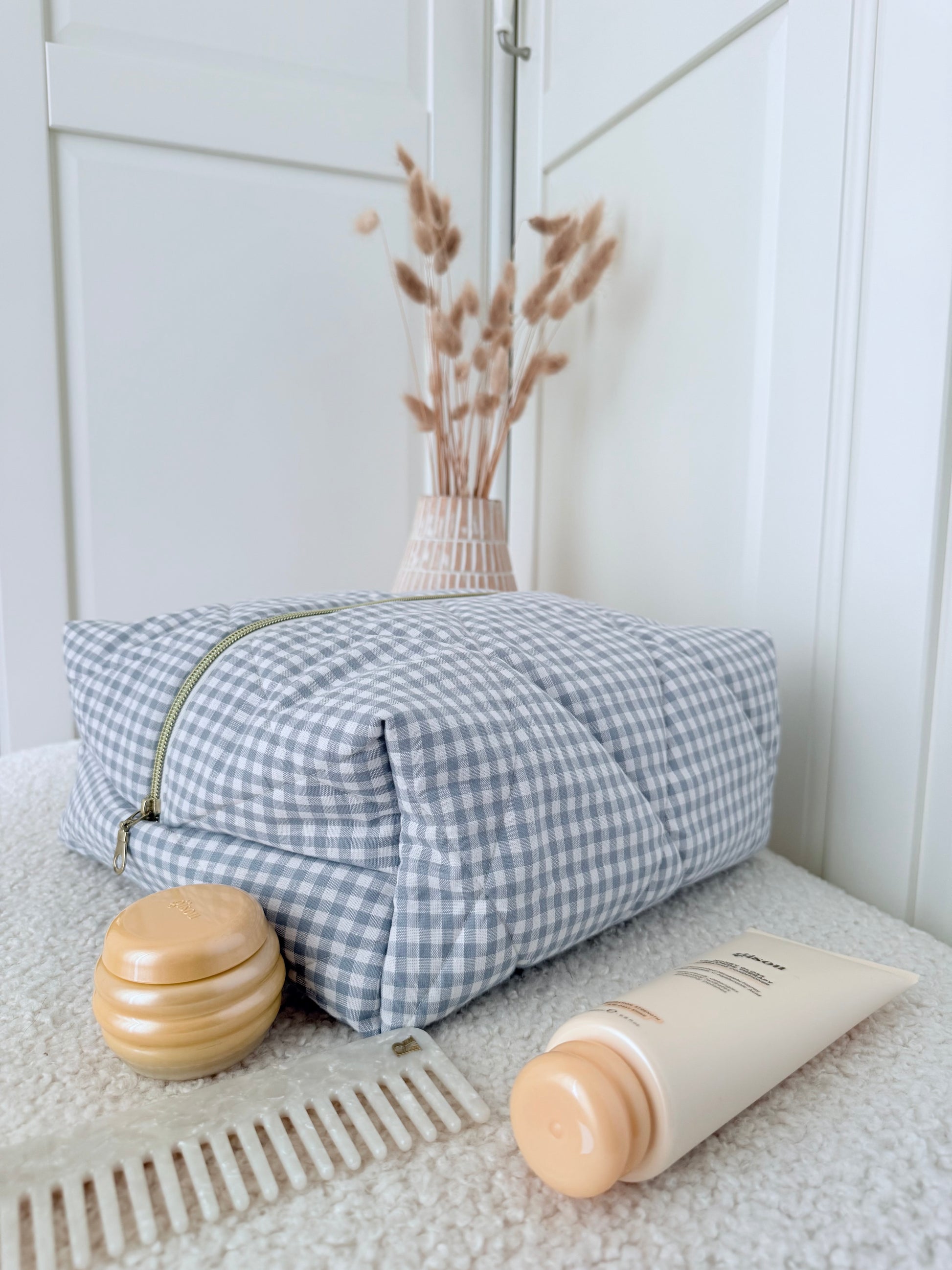 Trousse sèche-cheveux matelassée vichy bleue Louise – Quilted blue gingham hair dryer case – Maison ELOÏA