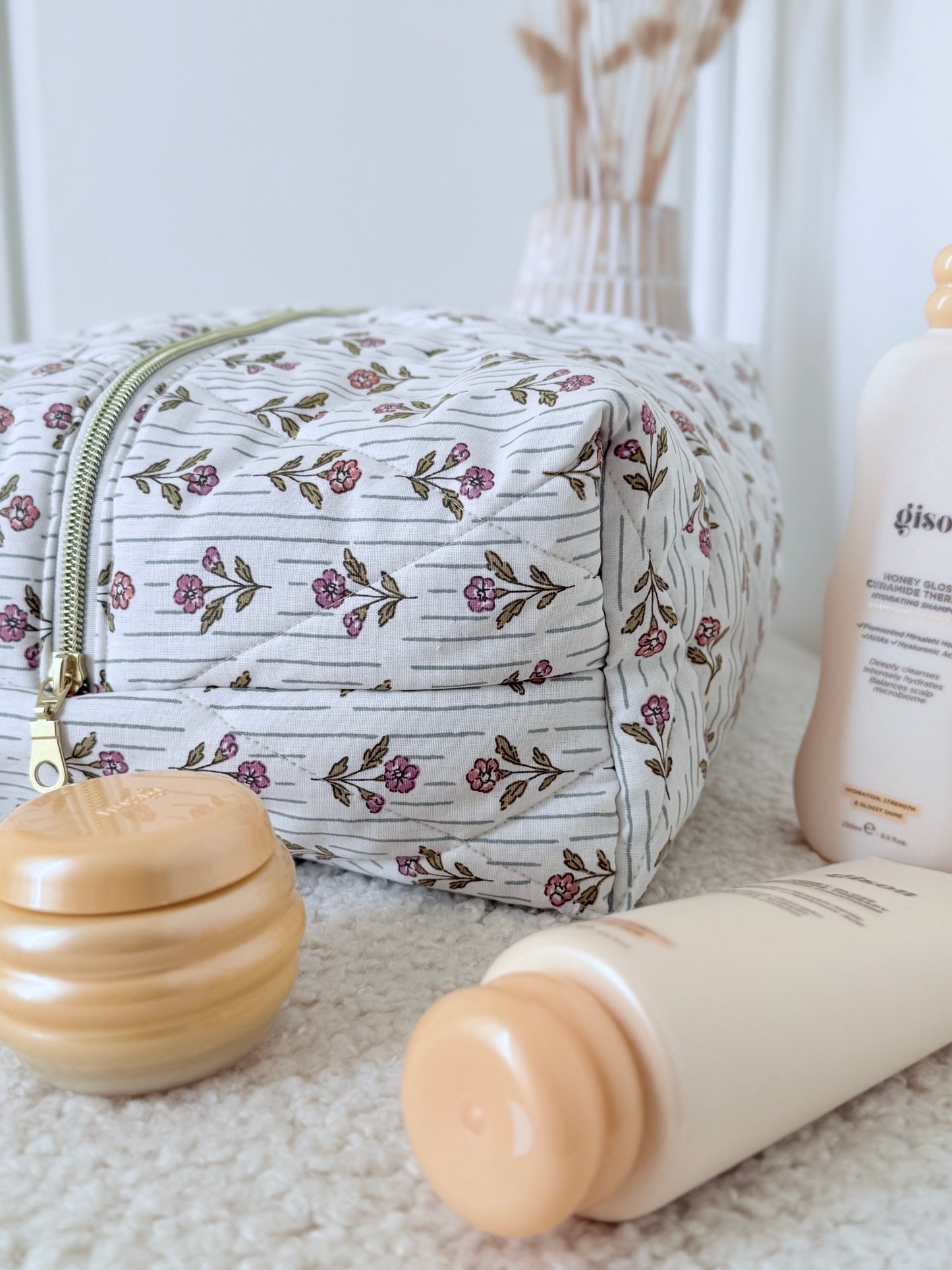 Trousse sèche-cheveux matelassée fleurie Léonie – Quilted flower hair dryer case – Maison ELOÏA