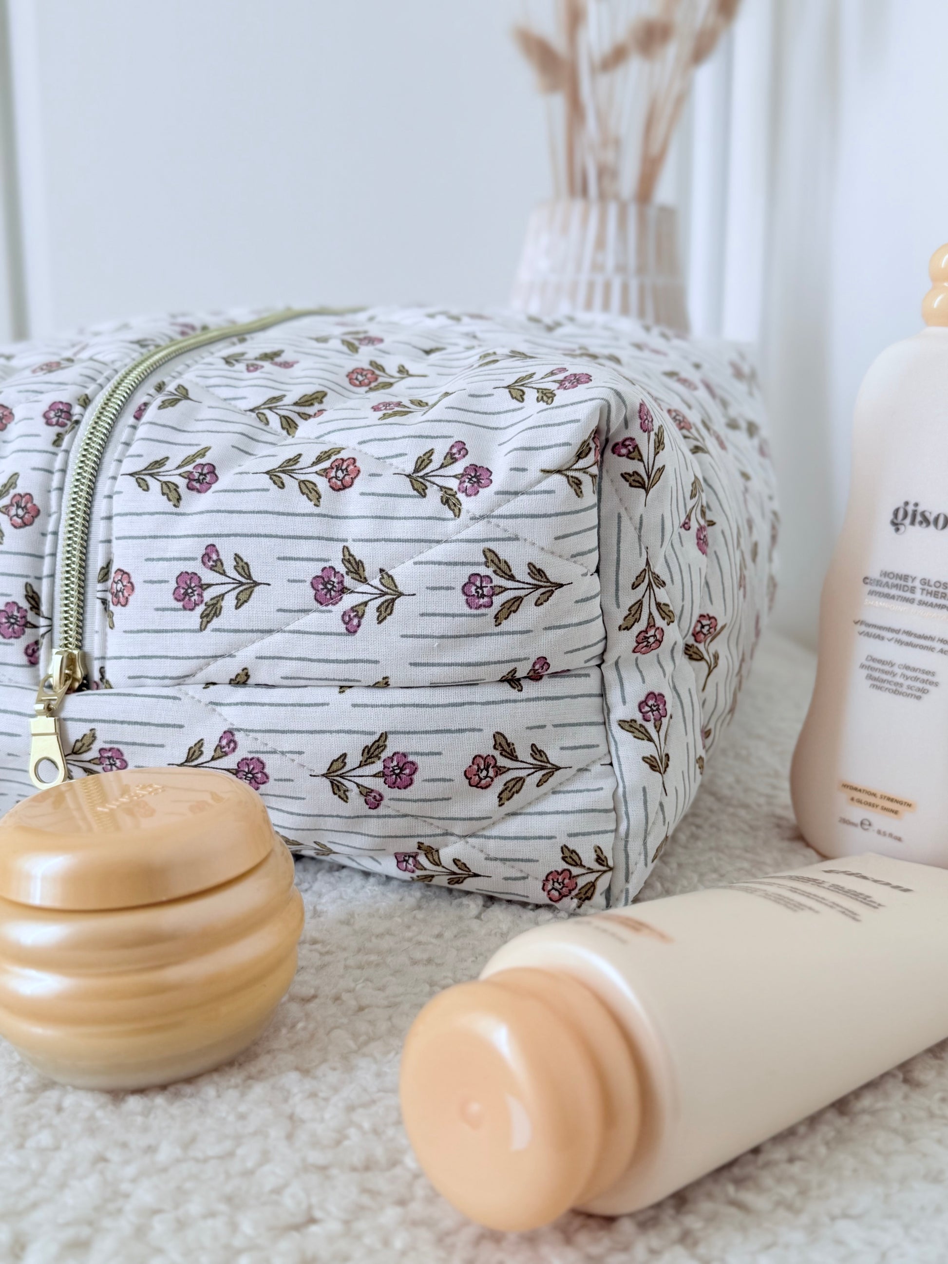 Trousse sèche-cheveux matelassée fleurie Léonie – Quilted flower hair dryer case – Maison ELOÏA