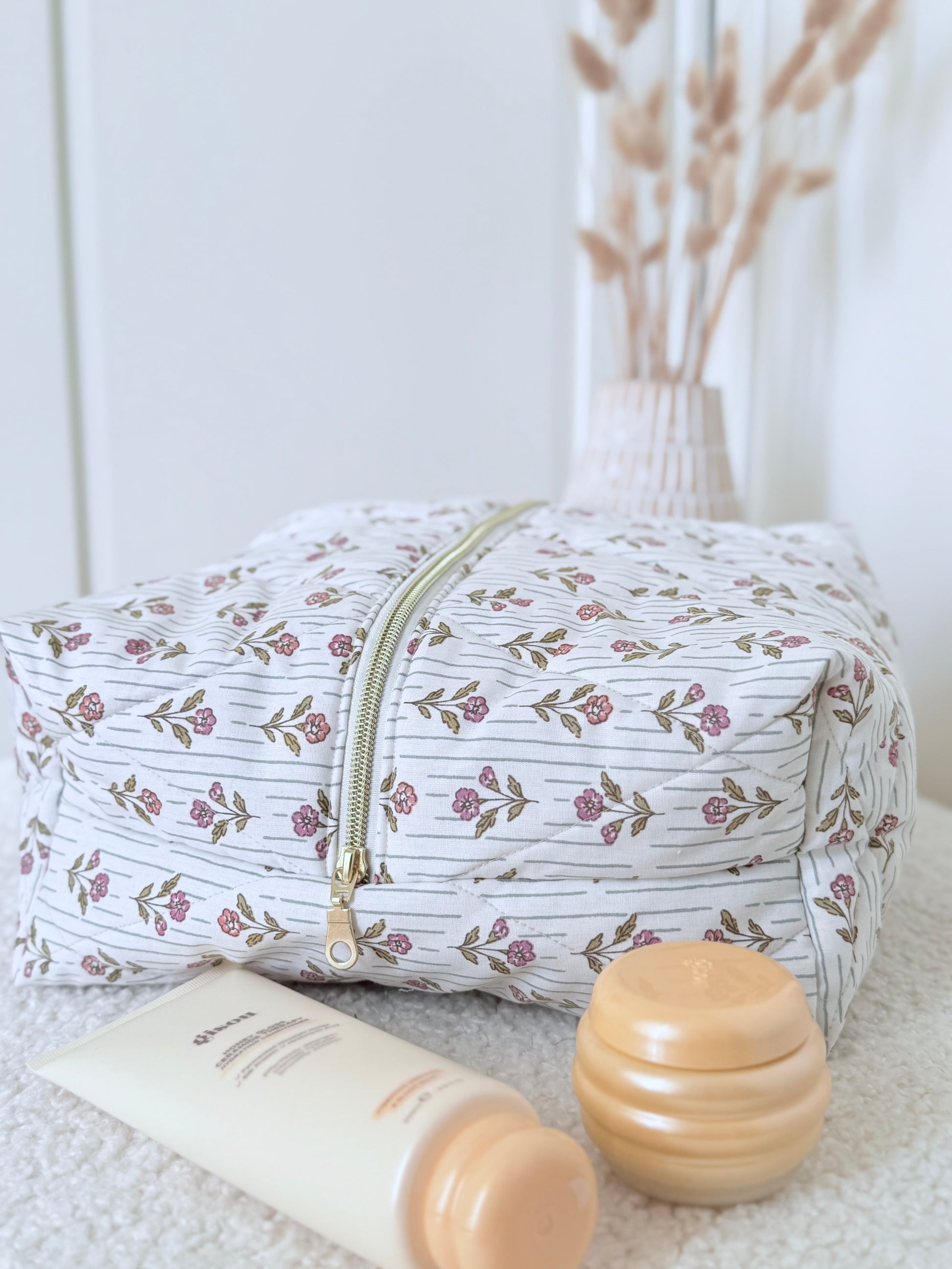 Trousse sèche-cheveux matelassée fleurie Léonie – Quilted flower hair dryer case – Maison ELOÏA