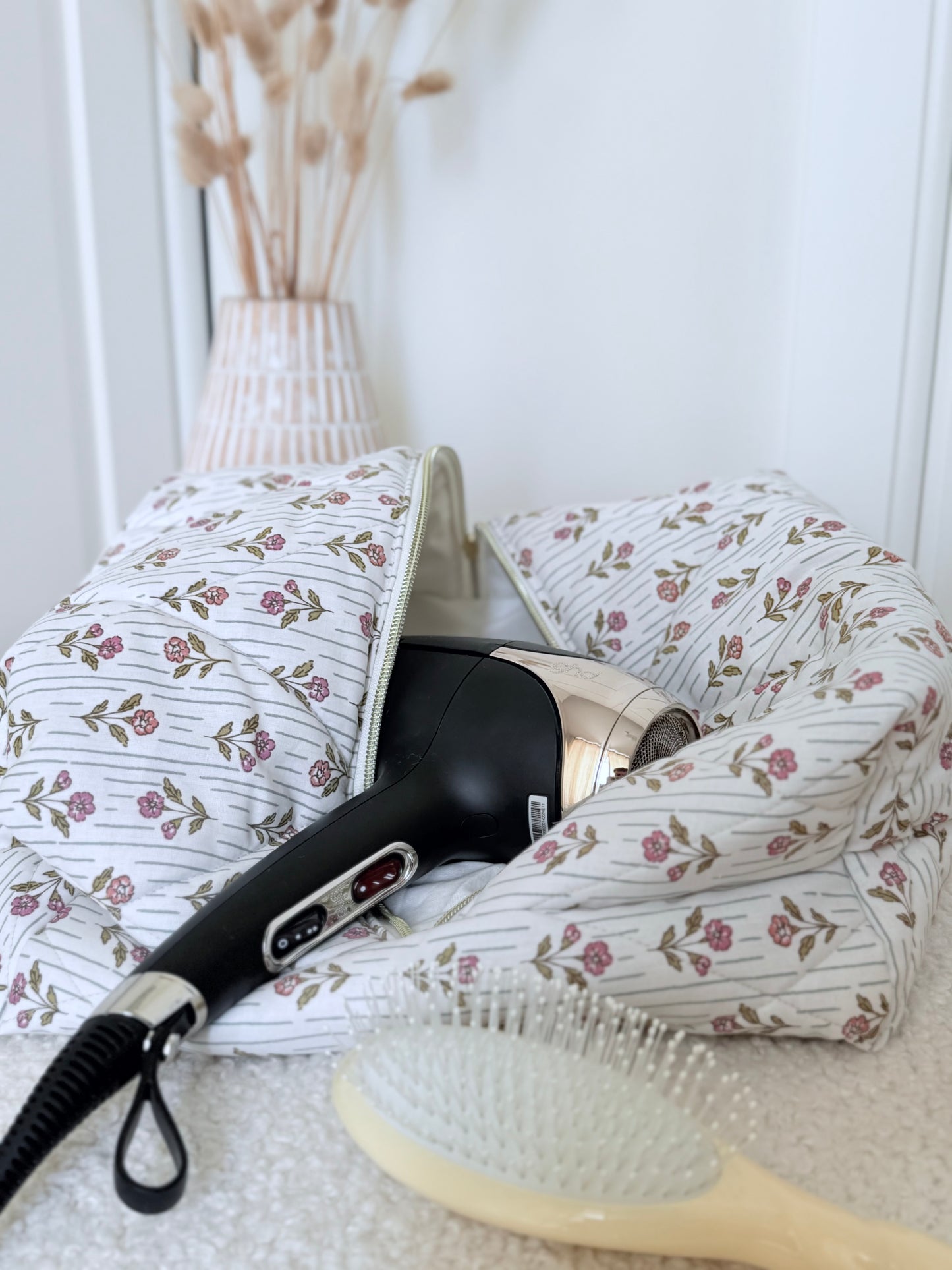 Trousse sèche-cheveux matelassée fleurie Léonie  avec GHD Helios – Quilted flower hair dryer case with GHD Helios – Maison ELOÏA