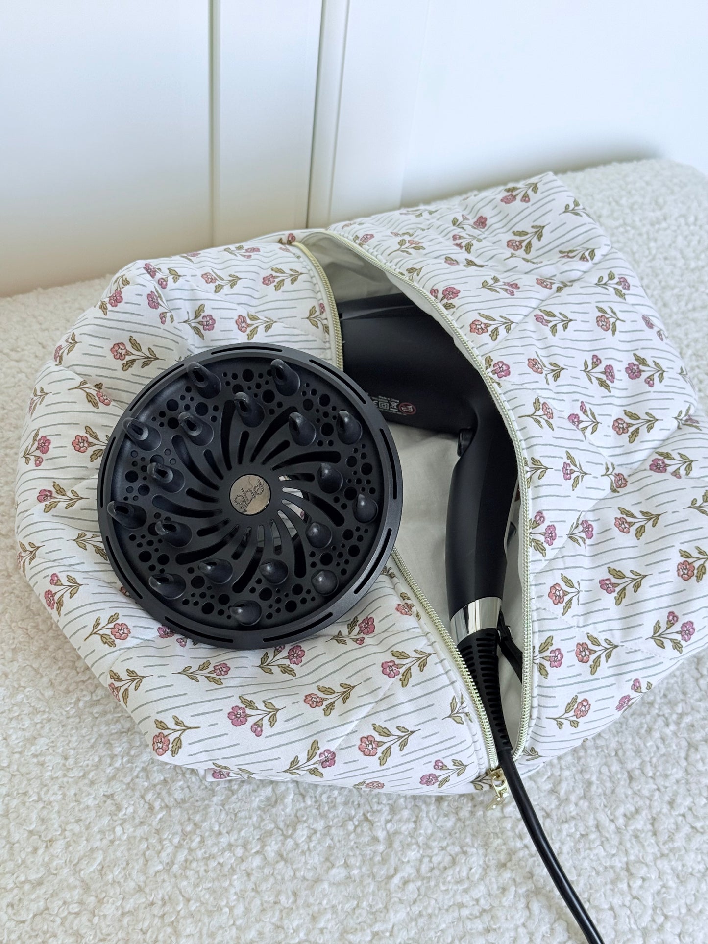 Trousse sèche-cheveux matelassée fleurie Léonie avec diffuseur – Quilted flower hair dryer case with diffuser – Maison ELOÏA