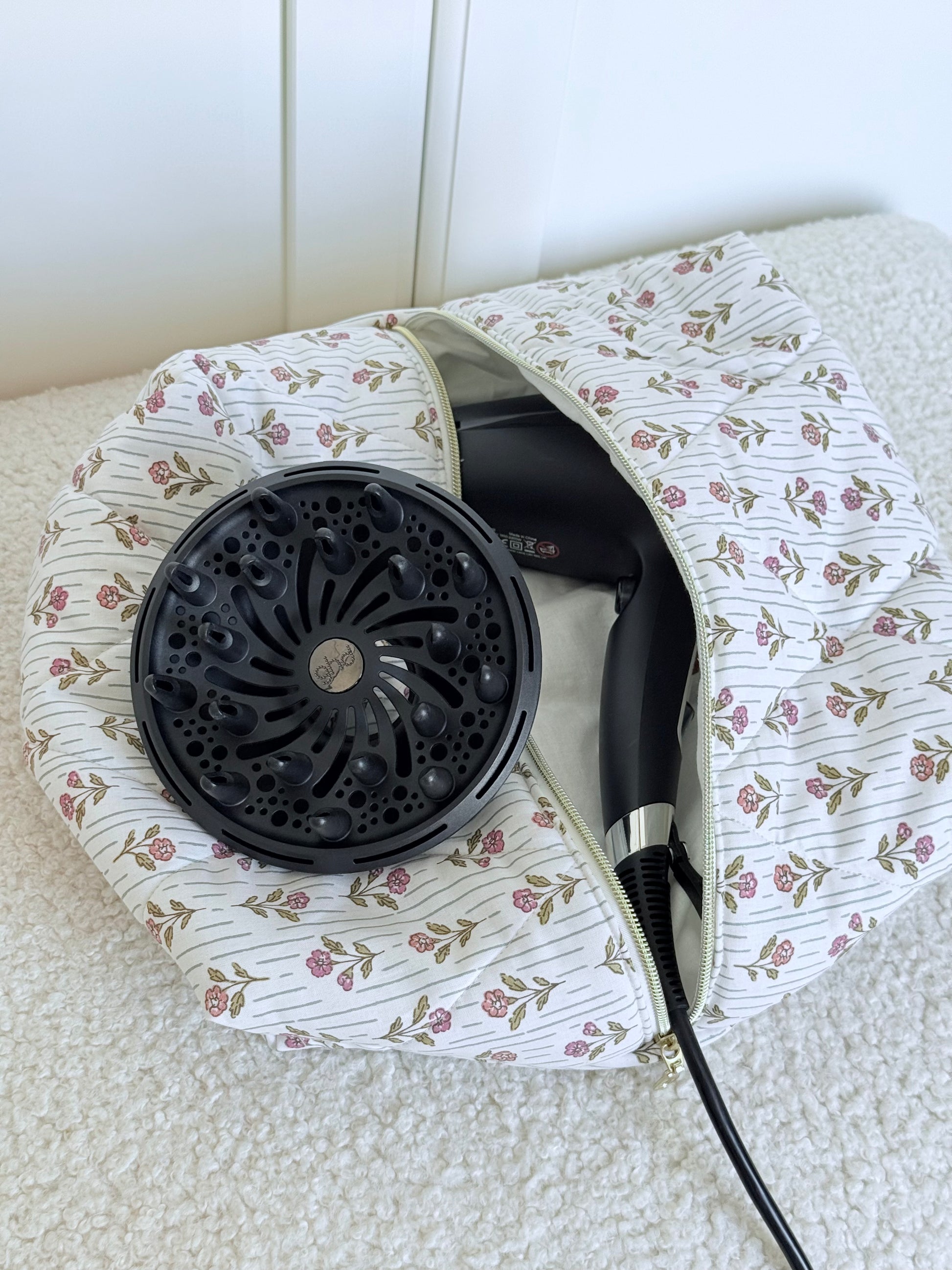 Trousse sèche-cheveux matelassée fleurie Léonie avec diffuseur – Quilted flower hair dryer case with diffuser – Maison ELOÏA
