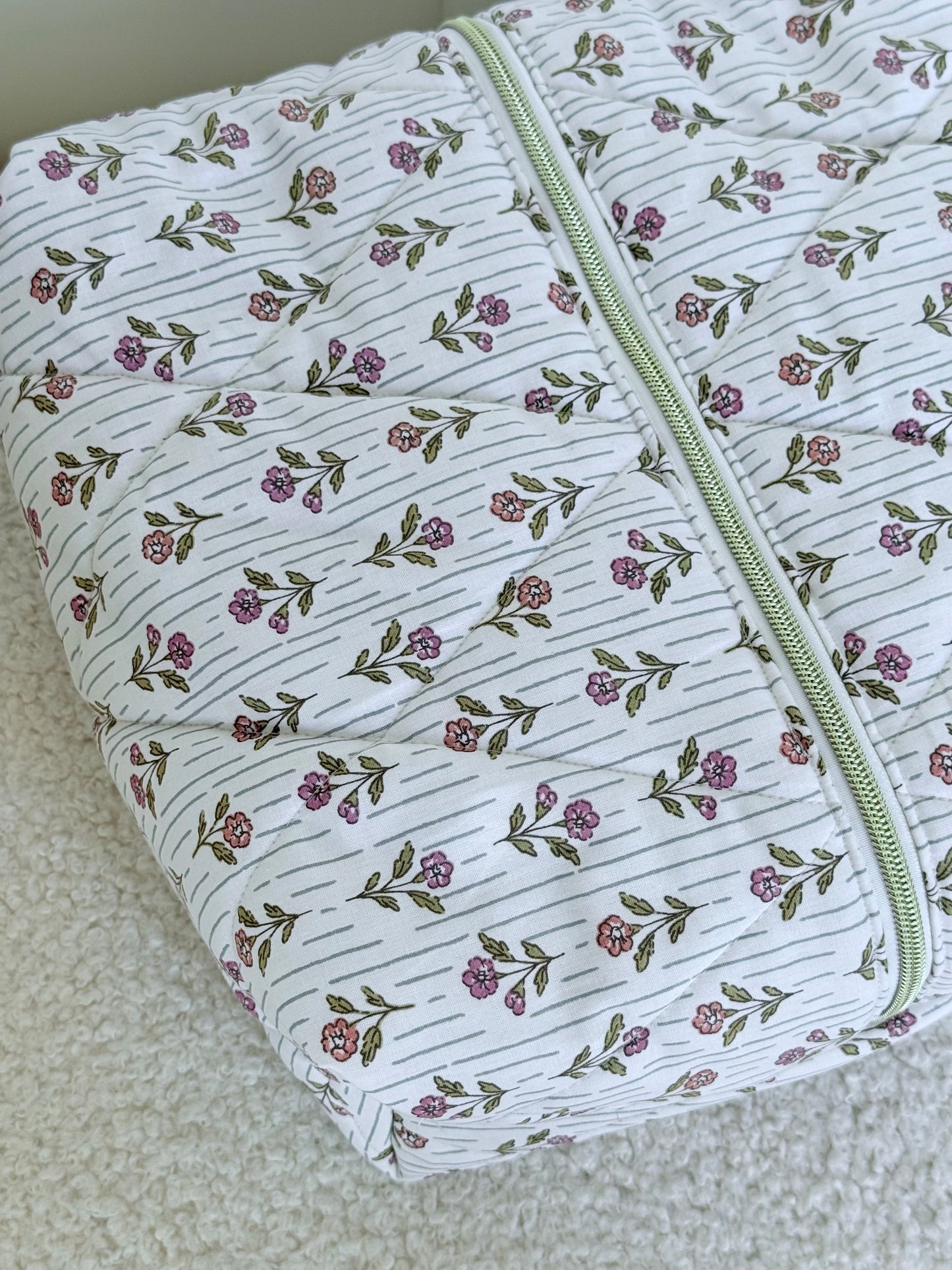 Trousse sèche-cheveux matelassée fleurie Léonie vue du dessus – Top view of quilted flower hair dryer case – Maison ELOÏA