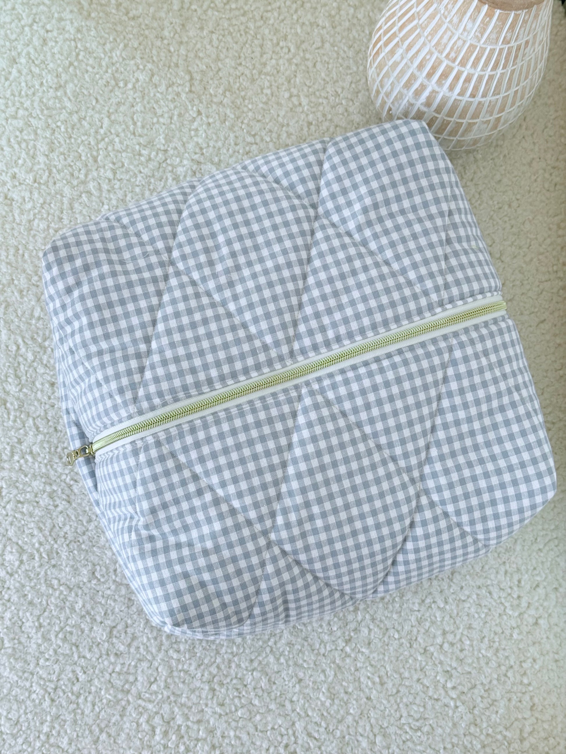 Trousse sèche-cheveux matelassée vichy bleue Louise vue du dessus – Top view of quilted blue gingham hair dryer case – Maison ELOÏA