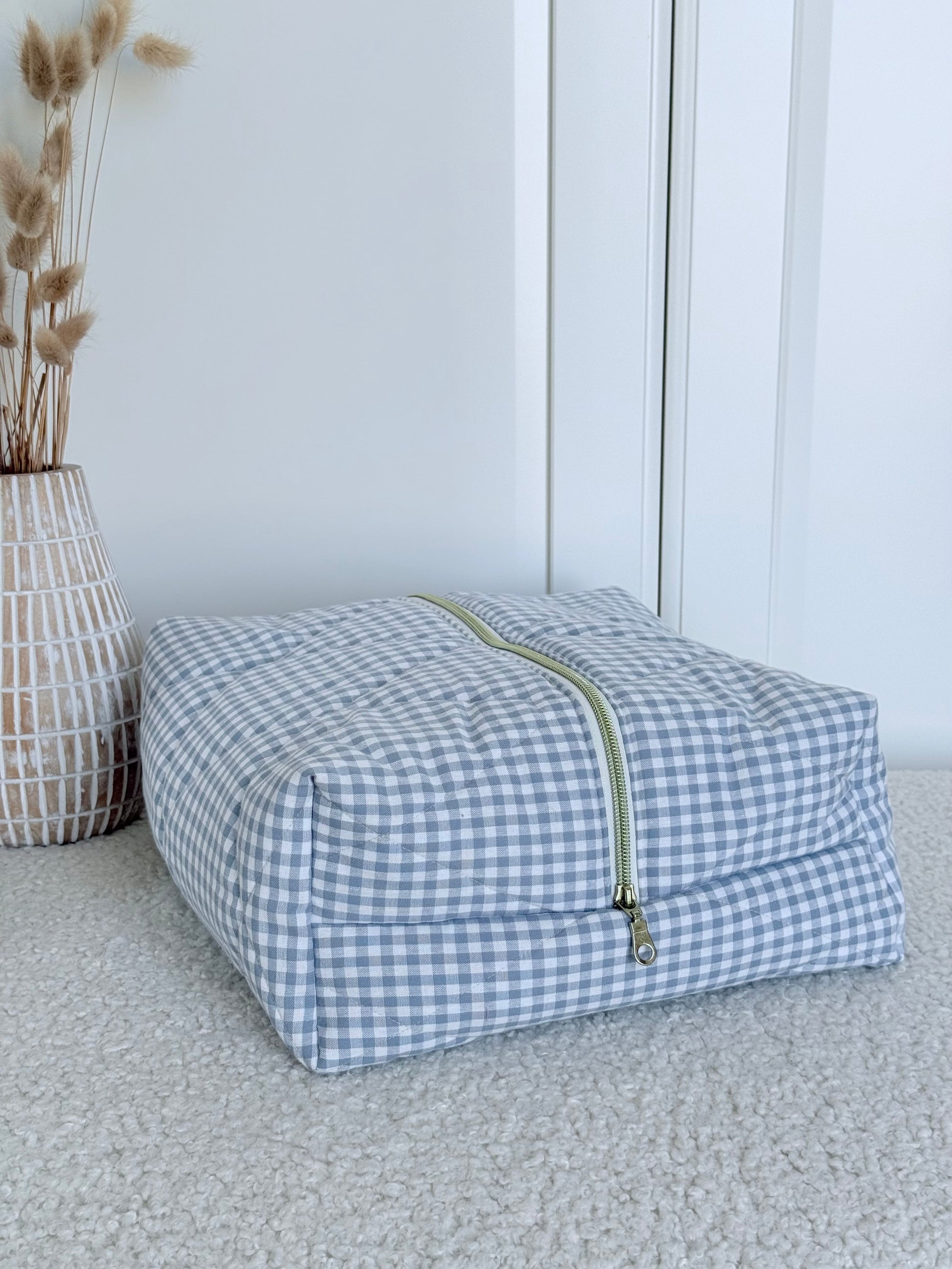Trousse sèche-cheveux matelassée vichy bleue Louise – Quilted blue gingham hair dryer case – Maison ELOÏA