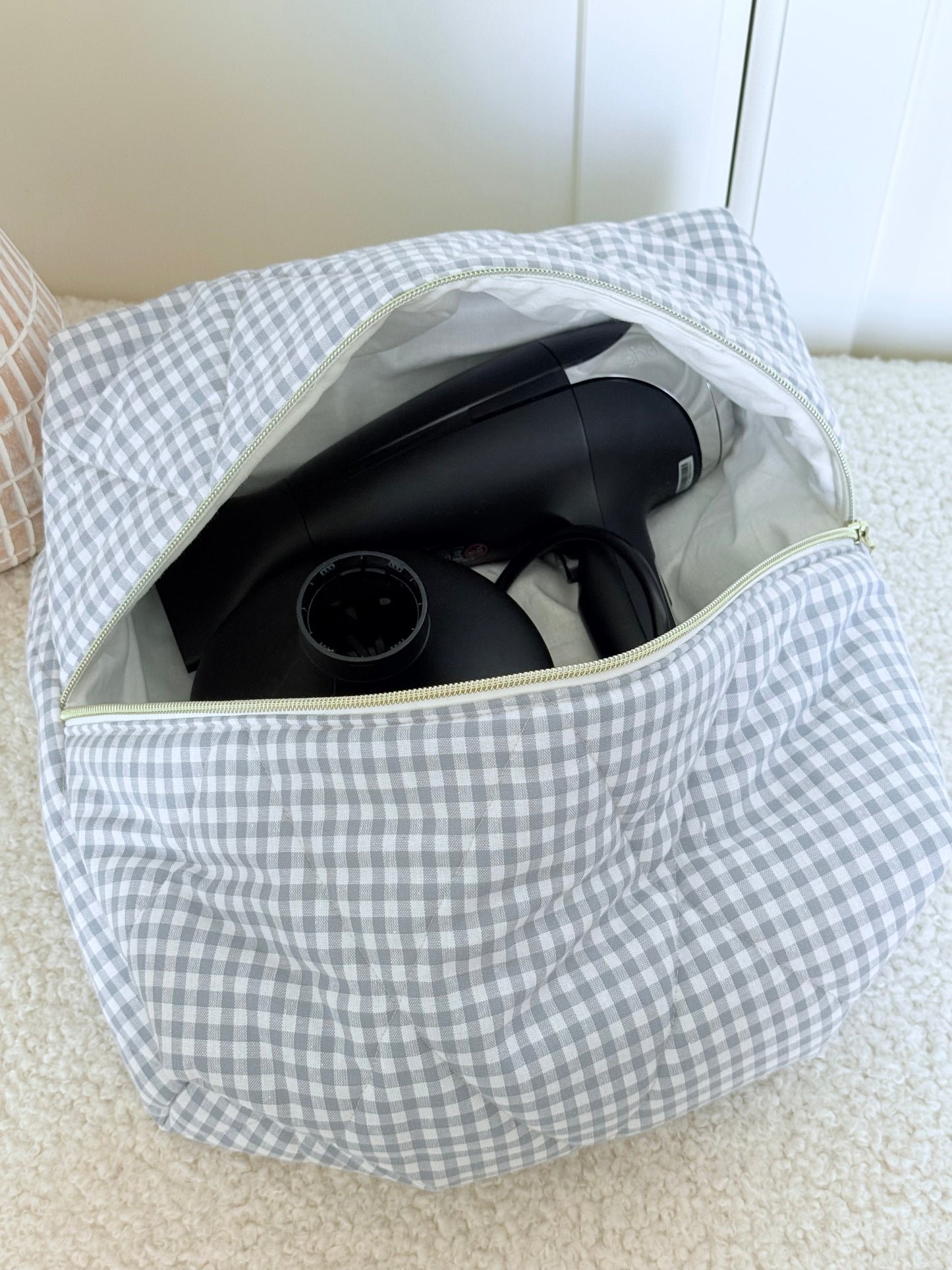 Trousse sèche-cheveux matelassée vichy bleue Louise avec diffuseur – Quilted blue gingham hair dryer case with diffuser – Maison ELOÏA