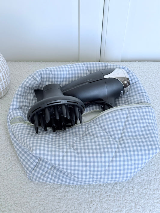 Trousse sèche-cheveux matelassée vichy bleue Louise avec diffuseur – Quilted blue gingham hair dryer case with diffuser – Maison ELOÏA