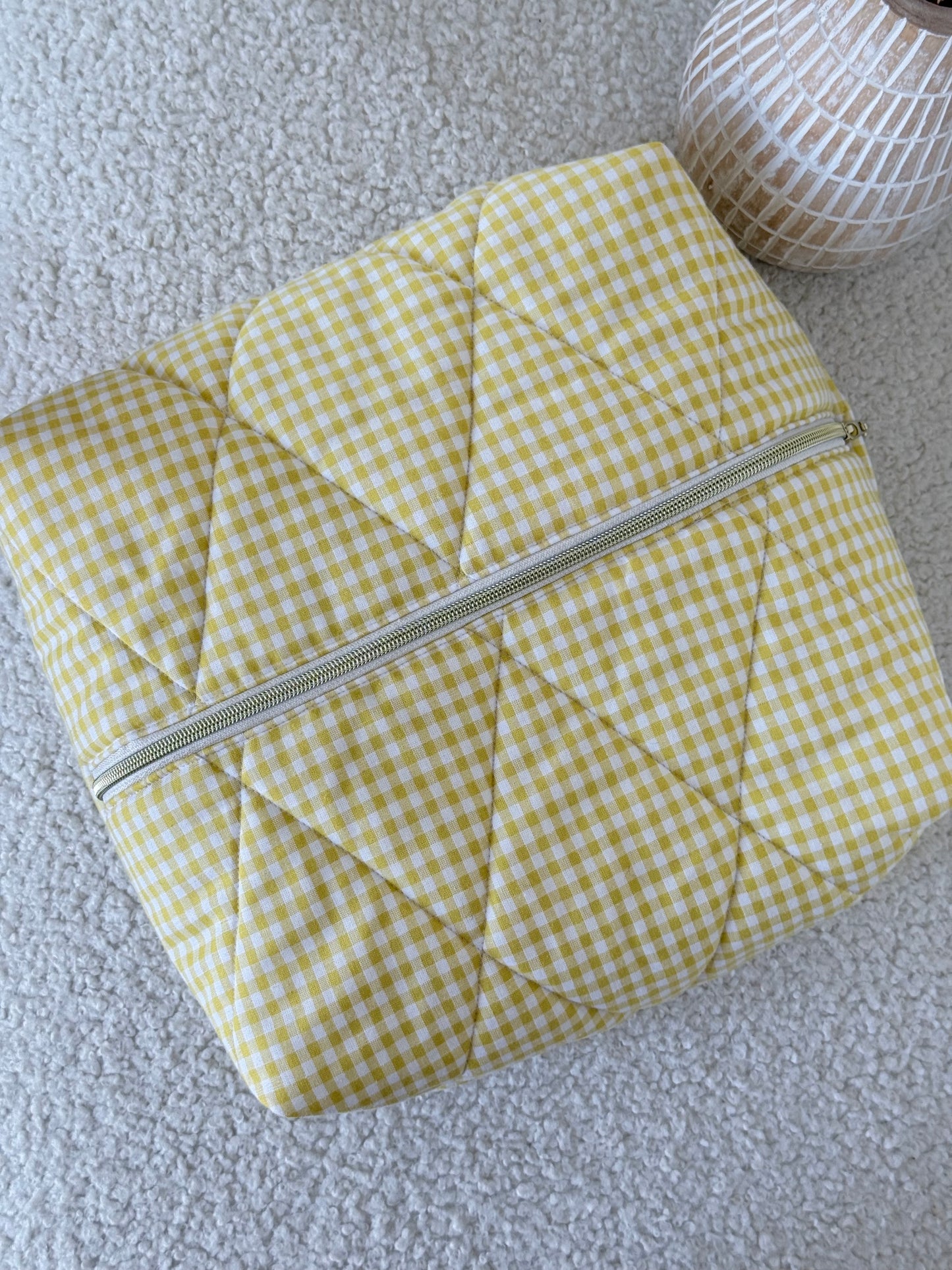 Trousse sèche-cheveux matelassée vichy jaune Louise vue du dessus – Top view of quilted yellow gingham hair dryer case – Maison ELOÏA