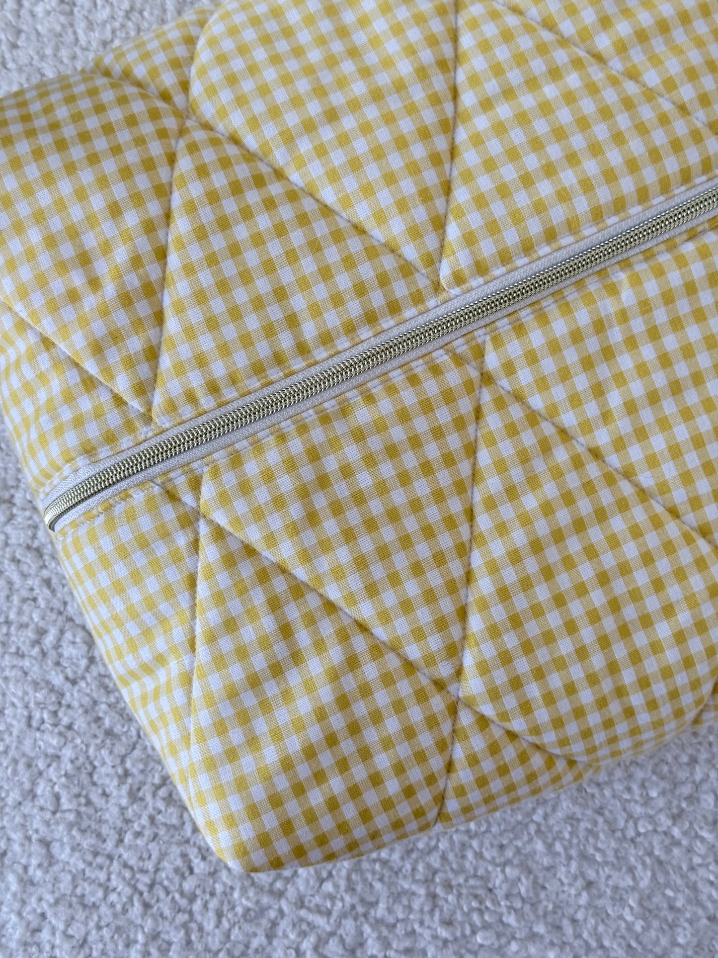 Trousse sèche-cheveux matelassée vichy jaune Louise vue du dessus – Top view of quilted yellow gingham hair dryer case – Maison ELOÏA