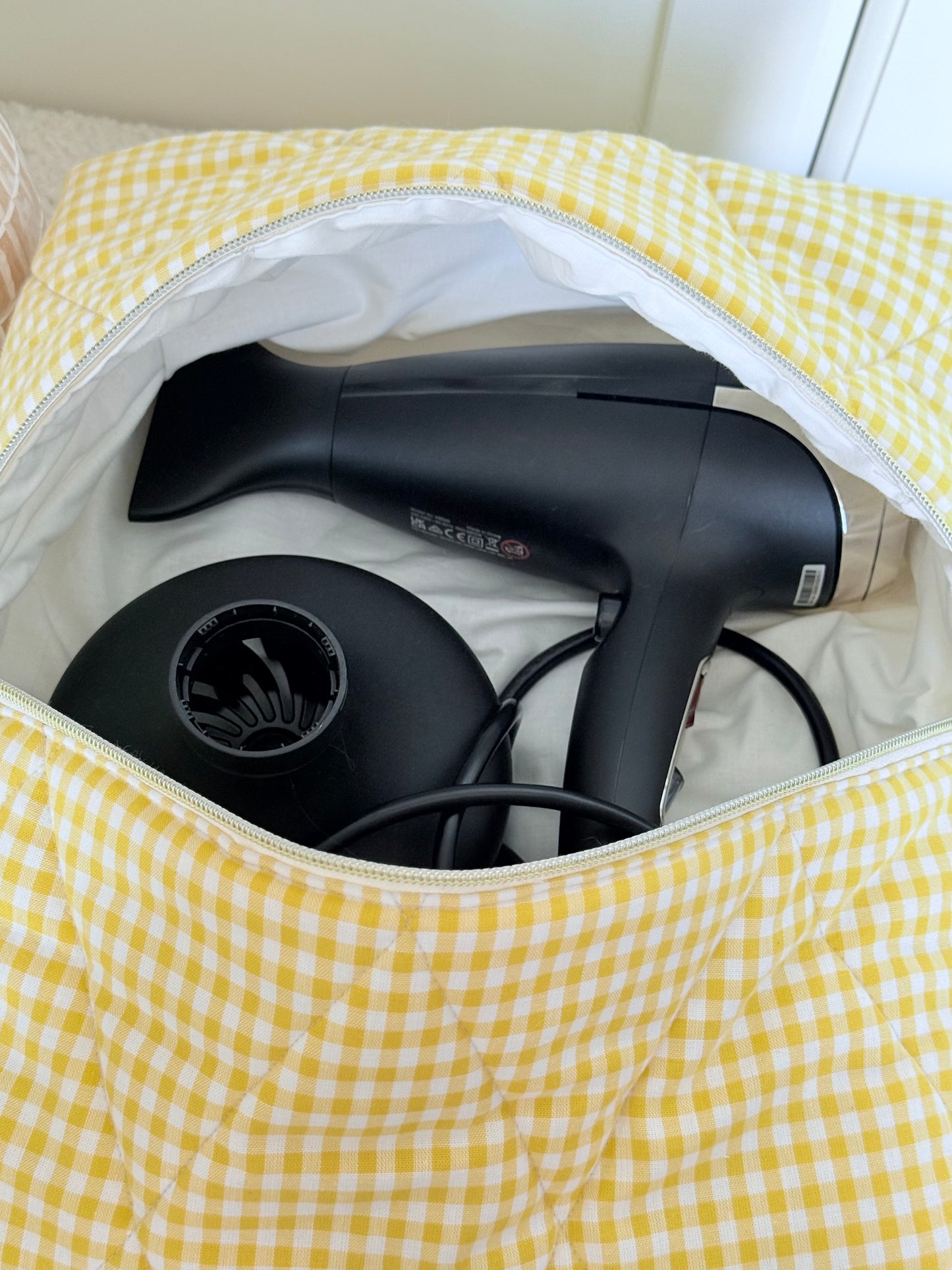 Trousse sèche-cheveux matelassée vichy jaune Louise avec diffuseur – Quilted yellow gingham hair dryer case with diffuser – Maison ELOÏA