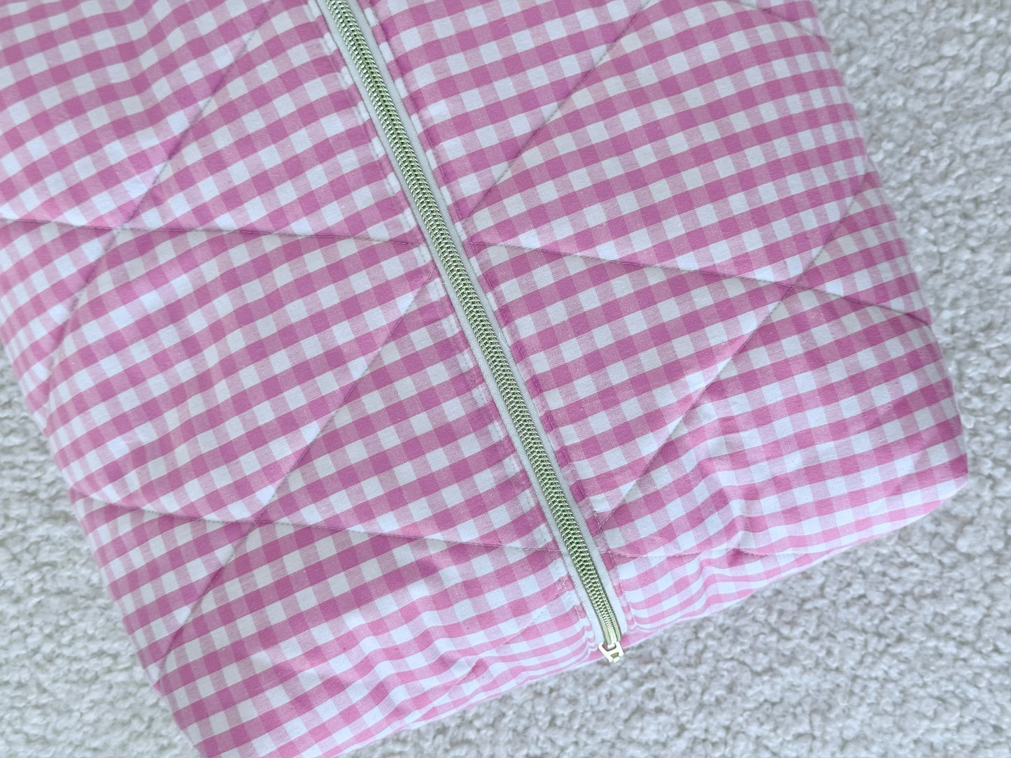 Trousse sèche-cheveux matelassée vichy rose Louise vue du dessus – Top view of quilted pink gingham hair dryer case – Maison ELOÏA