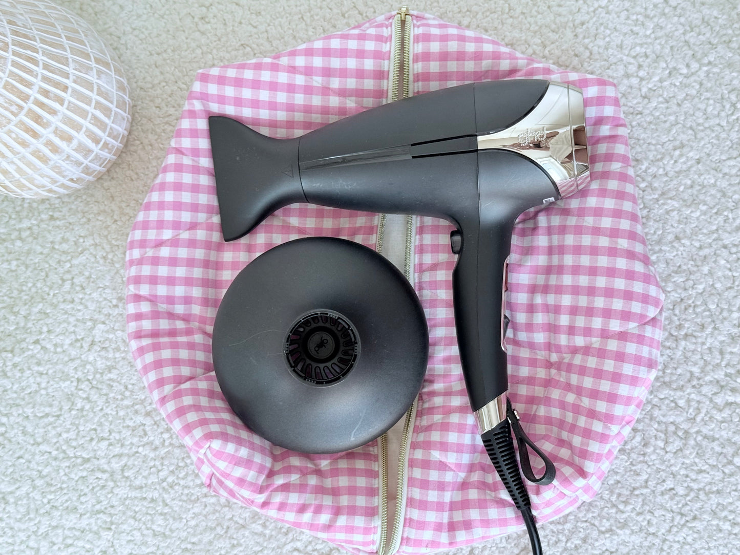 Trousse sèche-cheveux matelassée vichy rose Louise avec diffuseur – Quilted pink gingham hair dryer case with diffuser – Maison ELOÏA