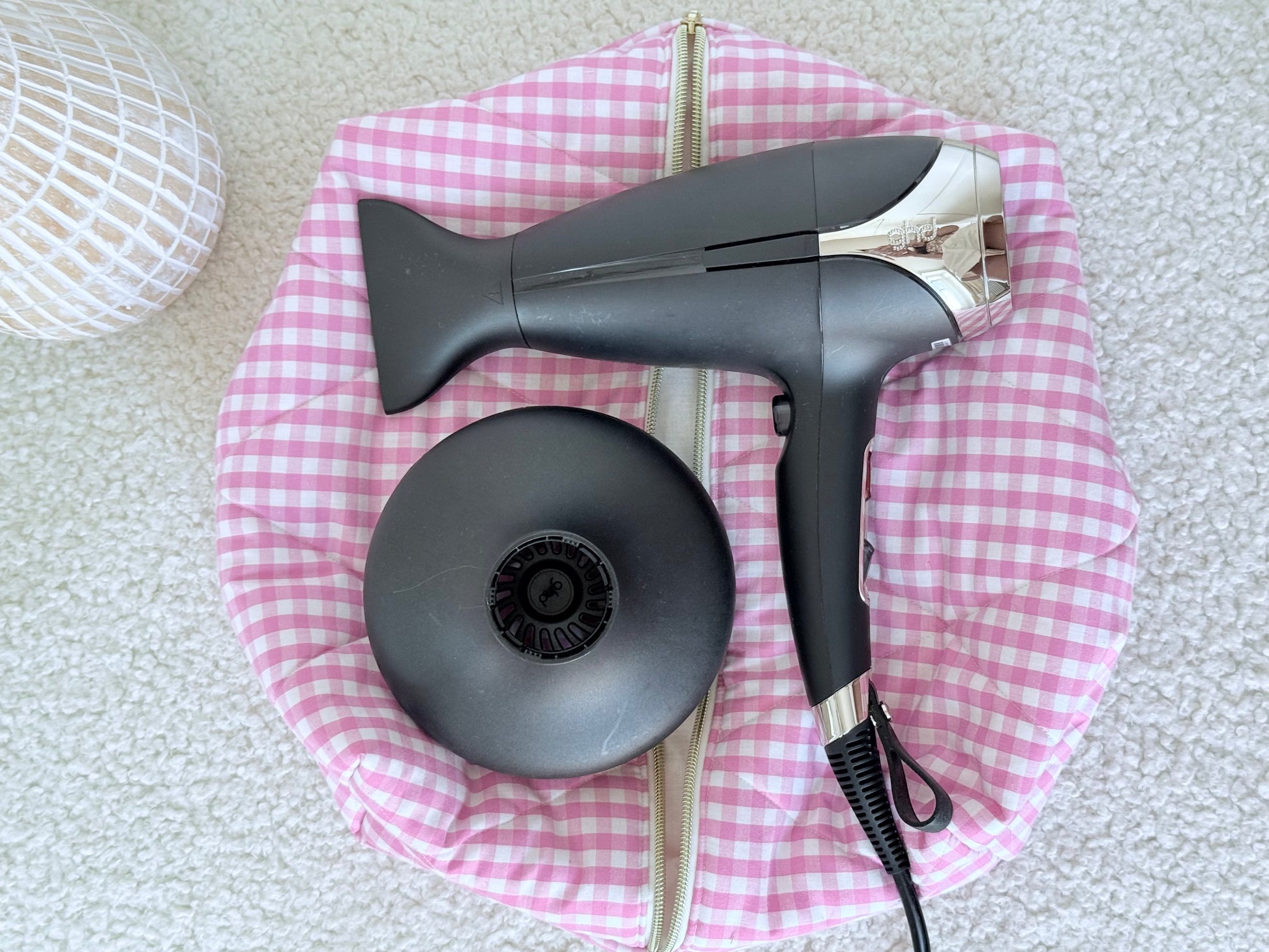 Trousse sèche-cheveux matelassée vichy rose Louise avec diffuseur – Quilted pink gingham hair dryer case with diffuser – Maison ELOÏA