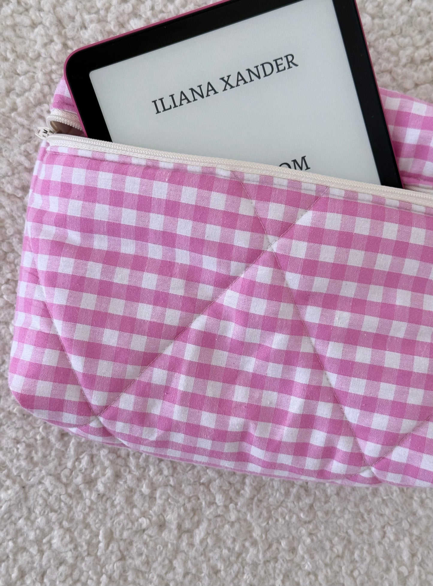 Pochette livre & liseuse Kindle Louise – Vichy rose
