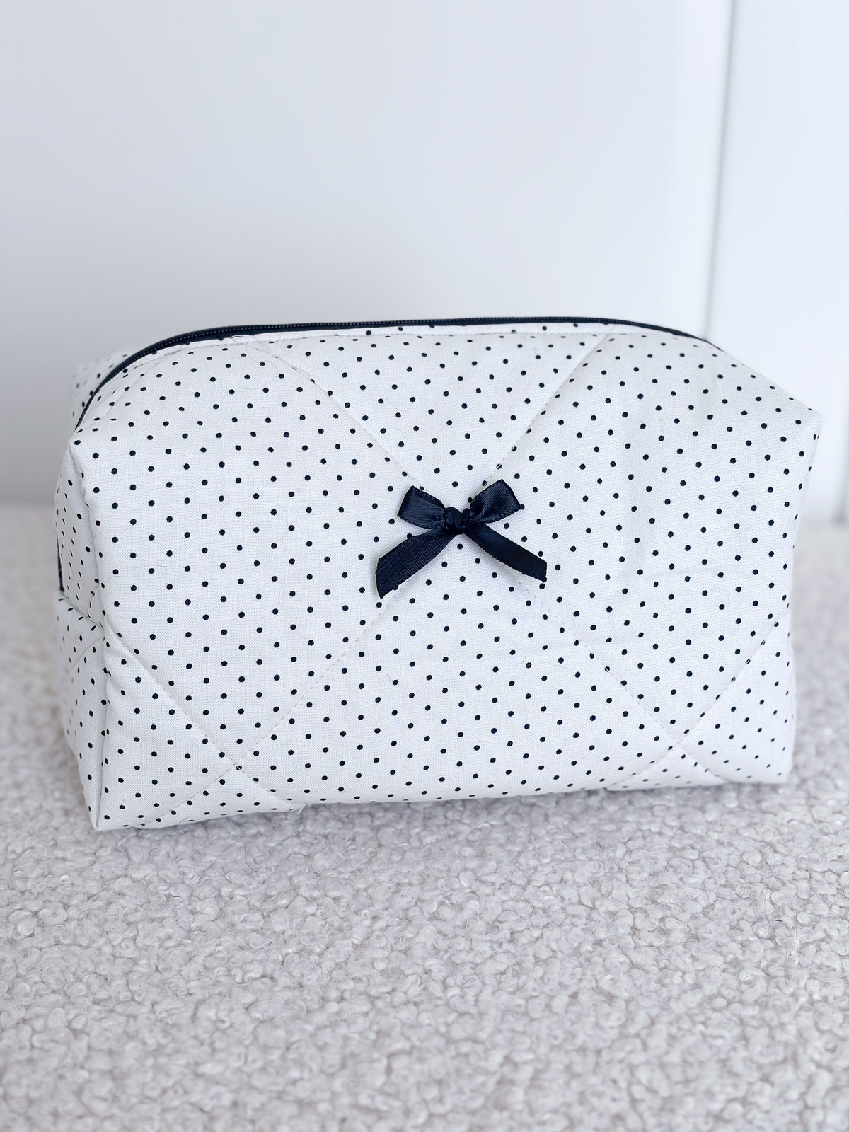Trousse beauté matelassée blanc pois noirs – Margot