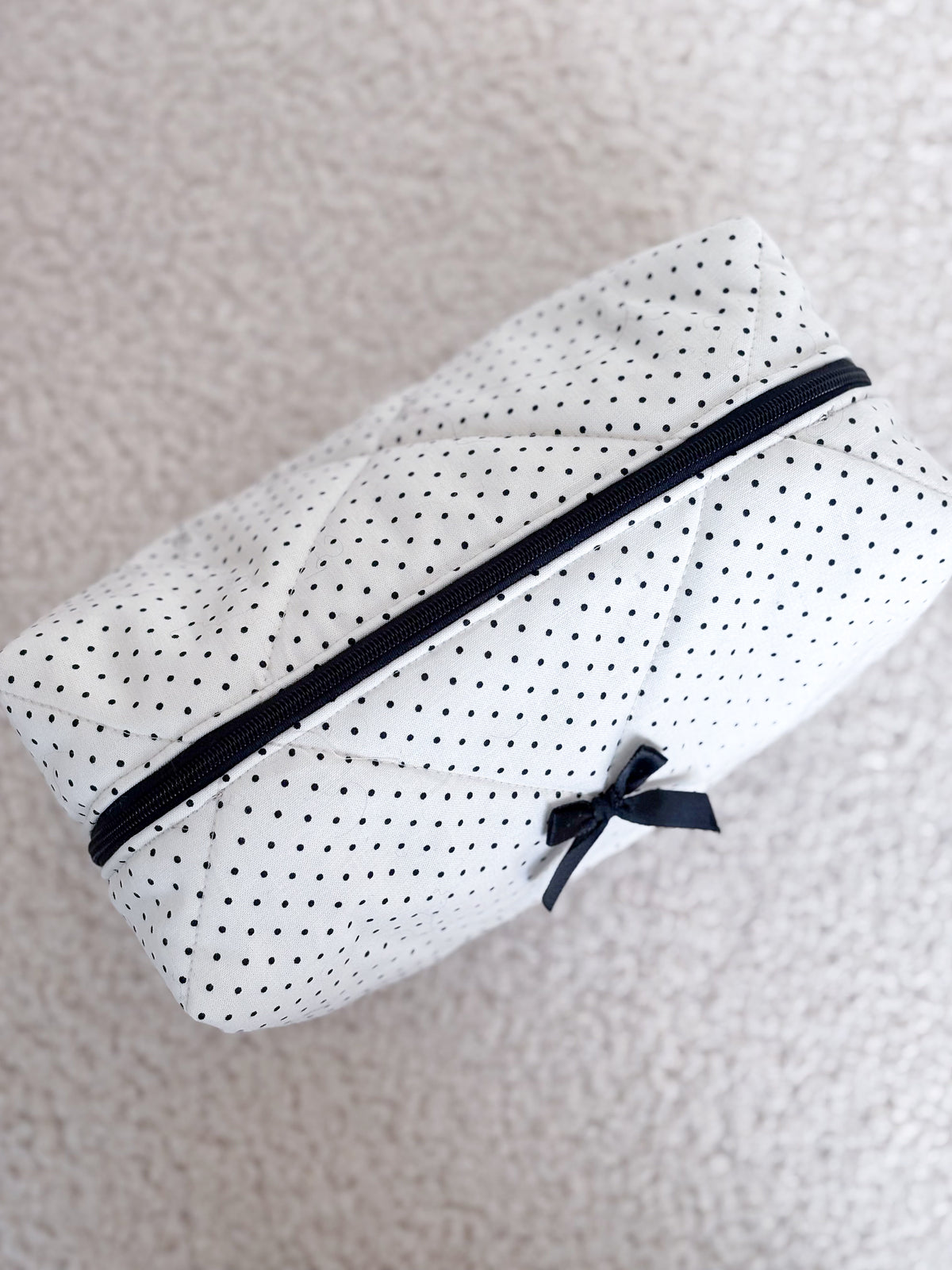 Trousse beauté matelassée blanc pois noirs – Margot