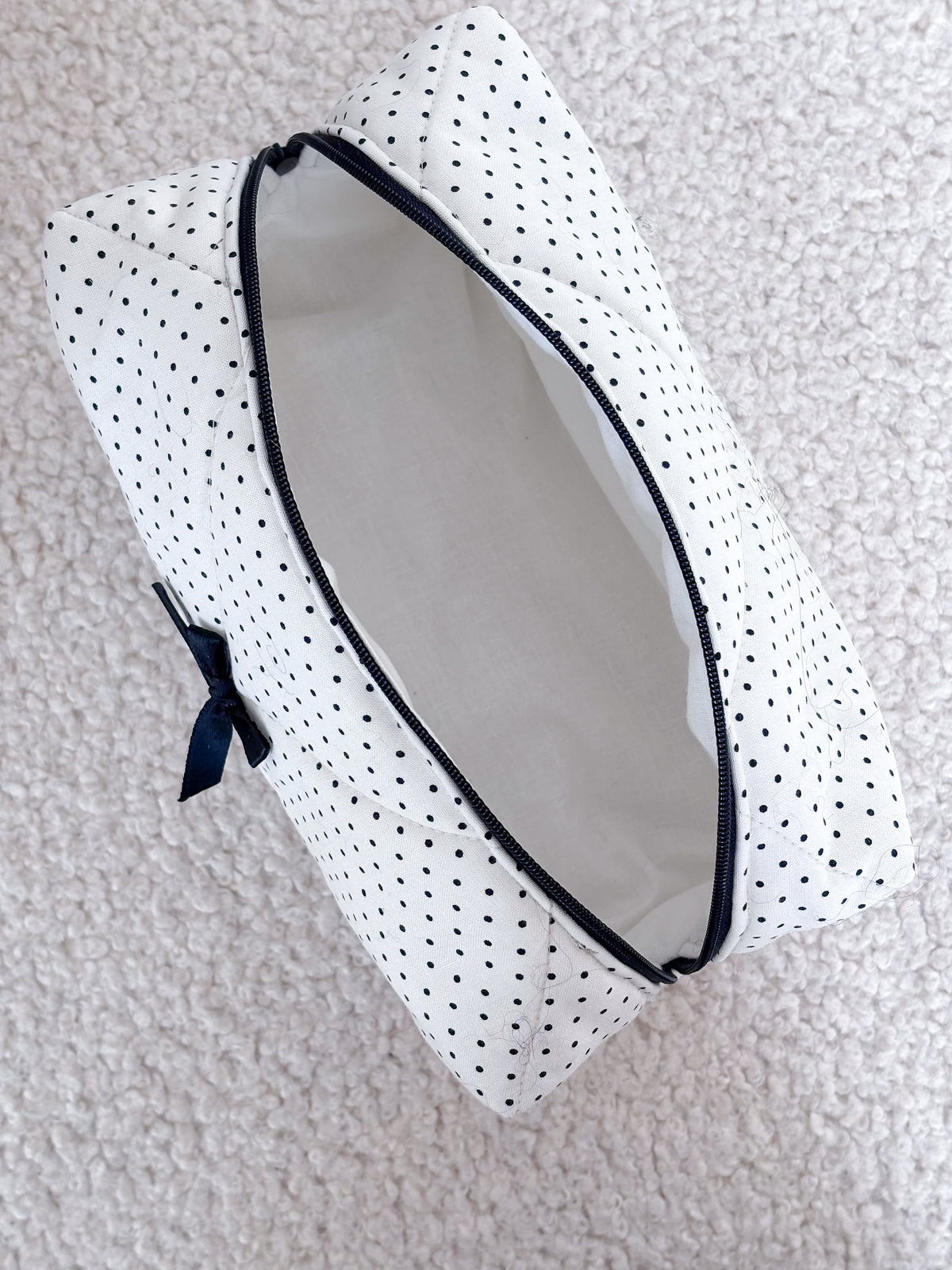 Trousse beauté matelassée blanc pois noirs – Margot