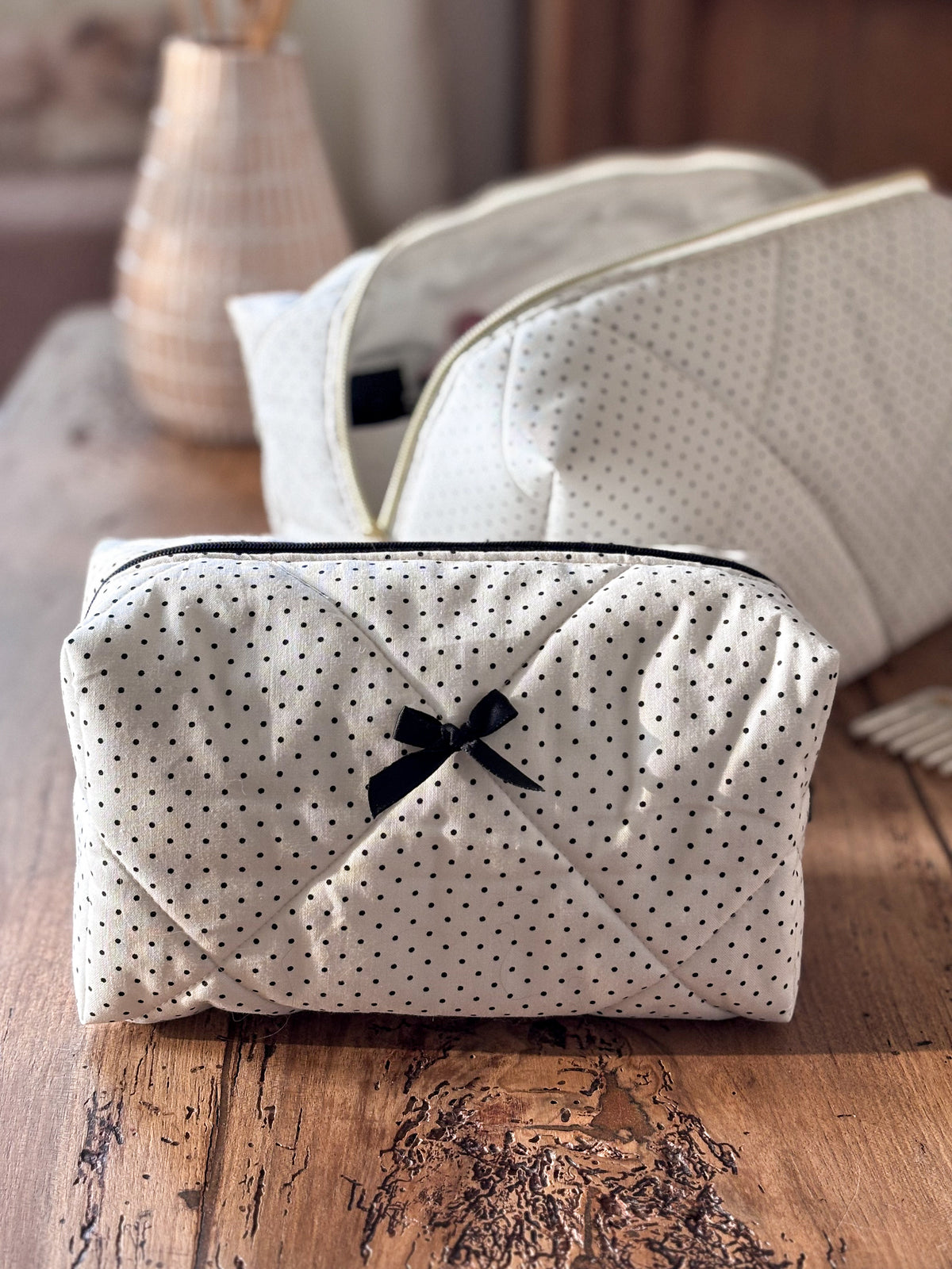 Trousse beauté matelassée blanc pois noirs – Margot
