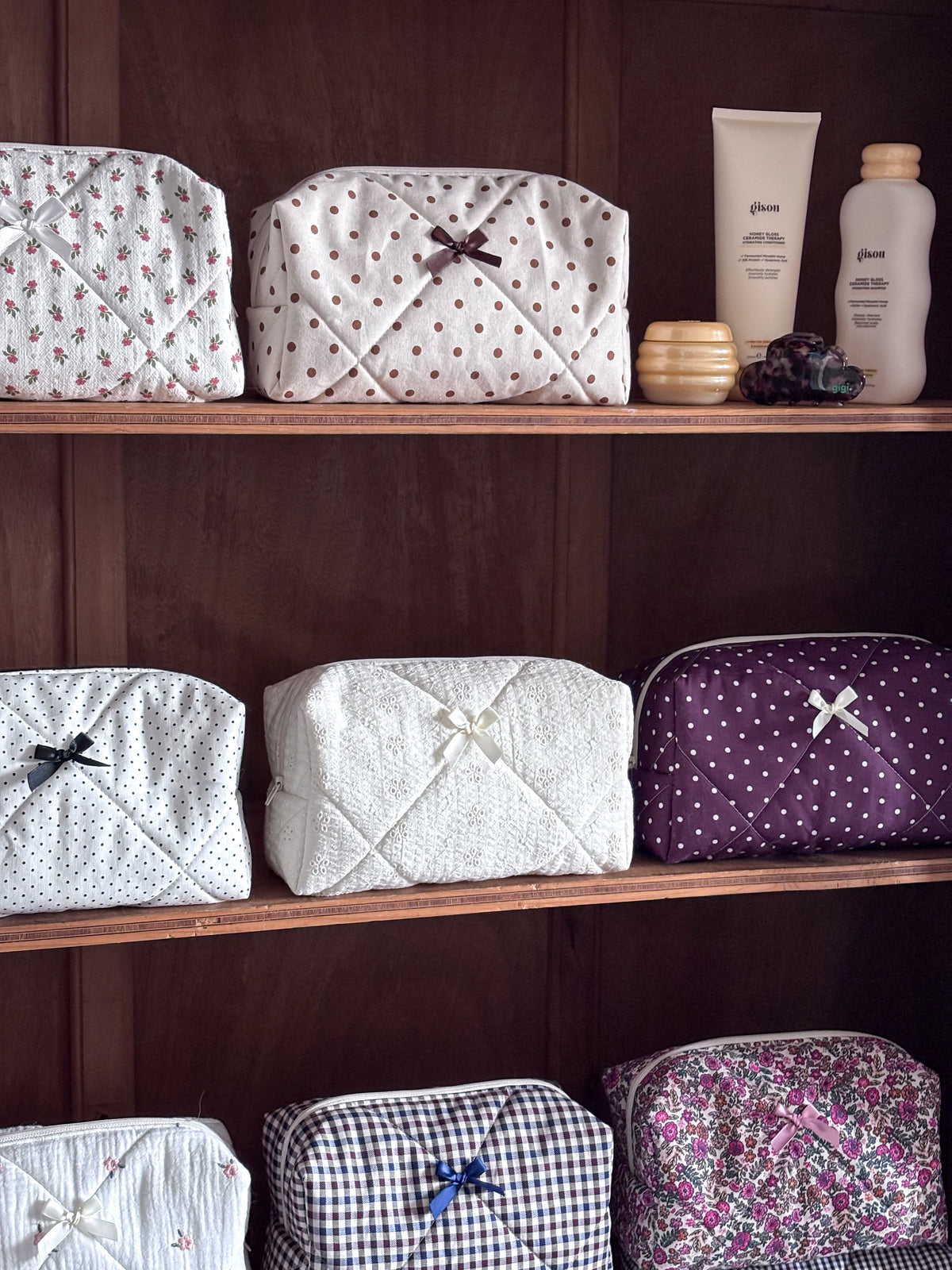 Trousse beauté matelassée bordeaux pois écrus – Garance