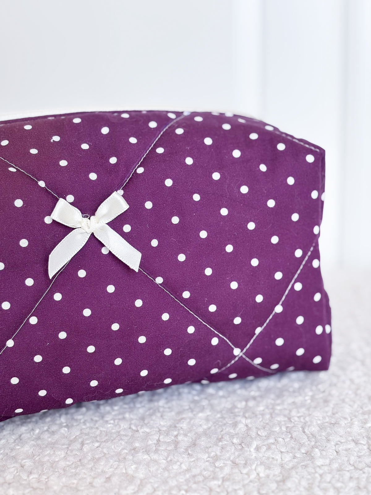 Trousse beauté matelassée bordeaux pois écrus – Garance