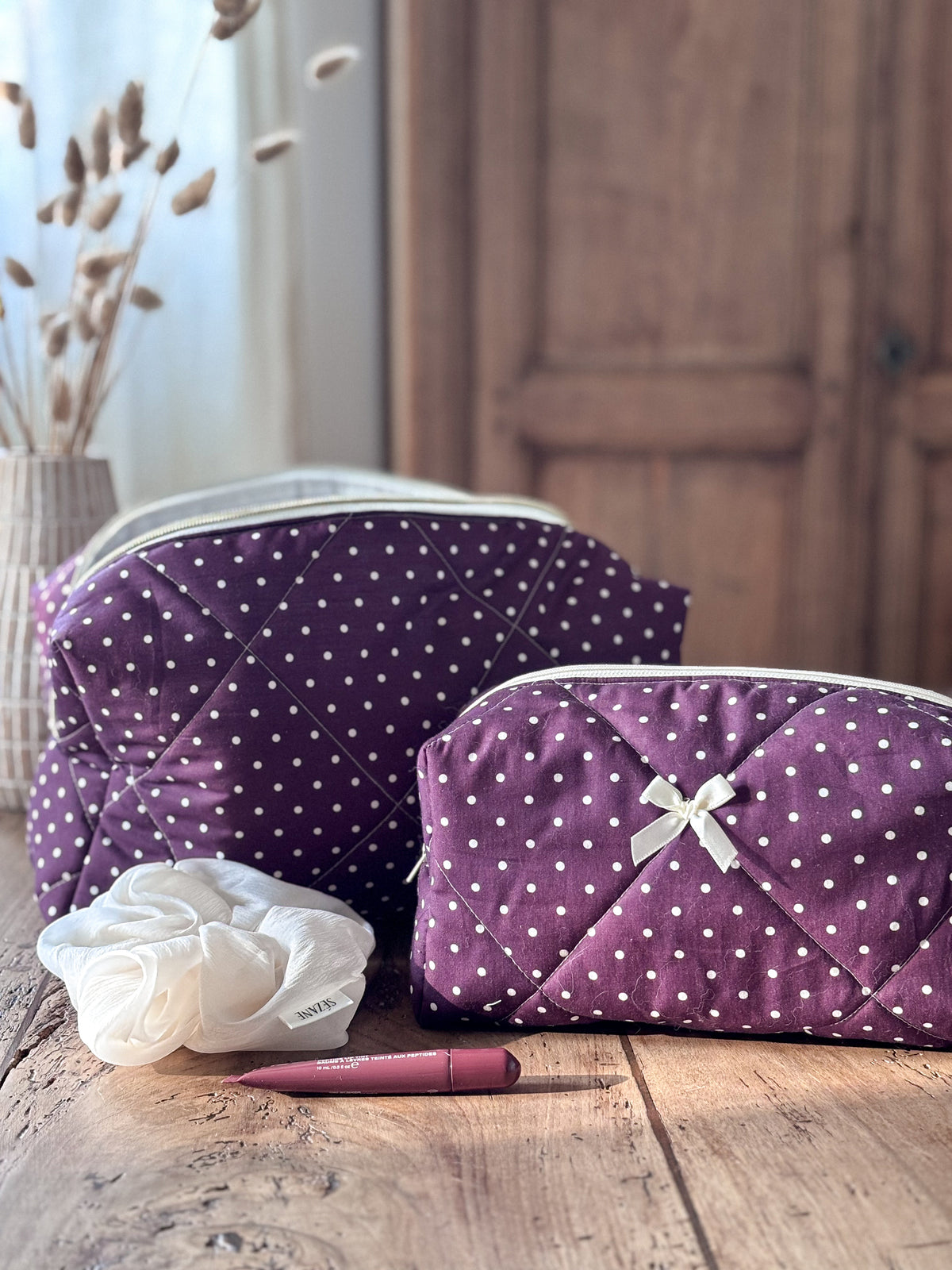 Trousse beauté matelassée bordeaux pois écrus – Garance