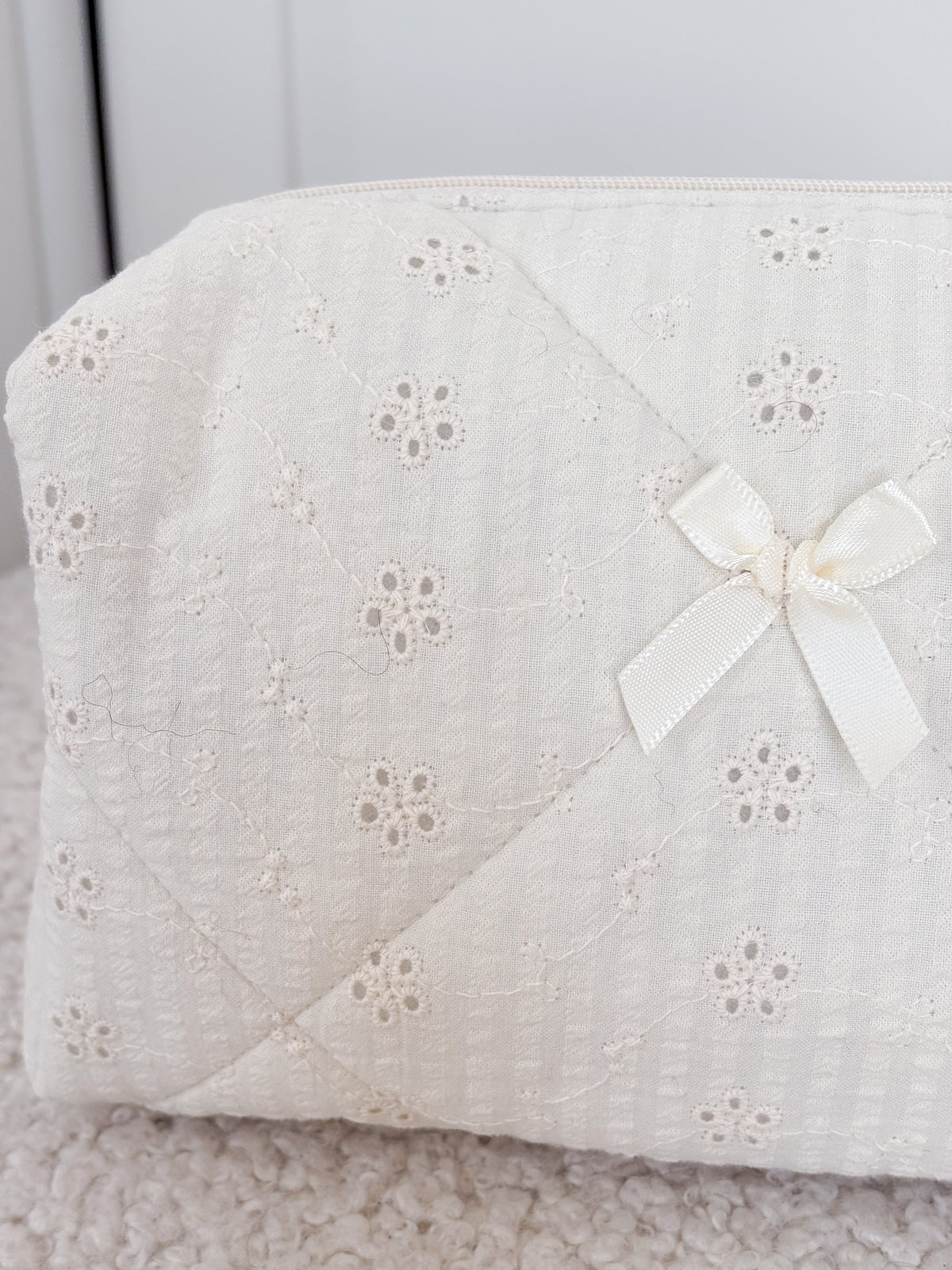 Trousse beauté matelassée brodée écrue – Céleste