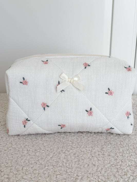 Trousse beauté matelassée brodée fleurie – Eglantine