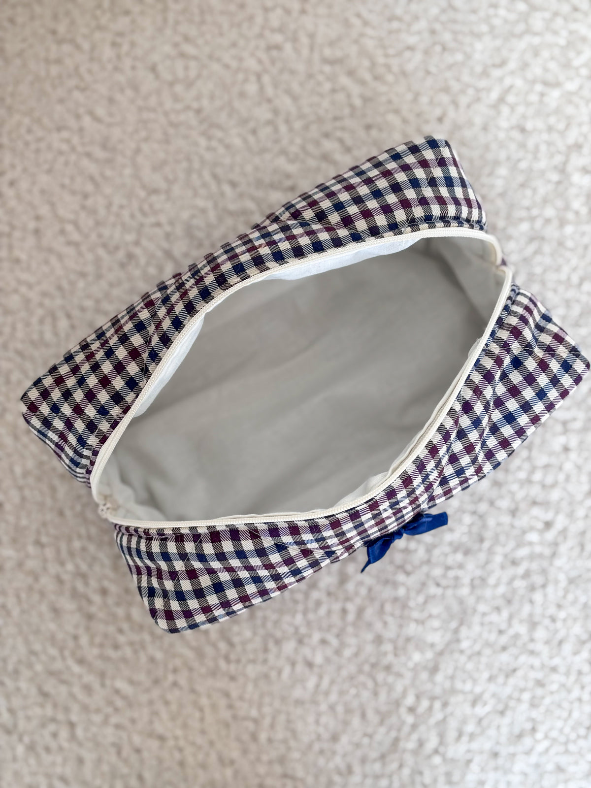 Trousse beauté matelassée à carreaux marine, prune et écru – Bérénice