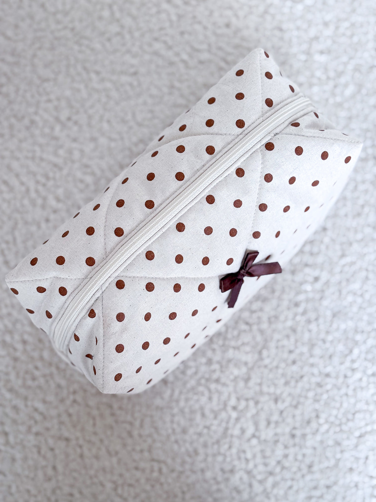 Trousse beauté matelassée écrue pois marron – Alma