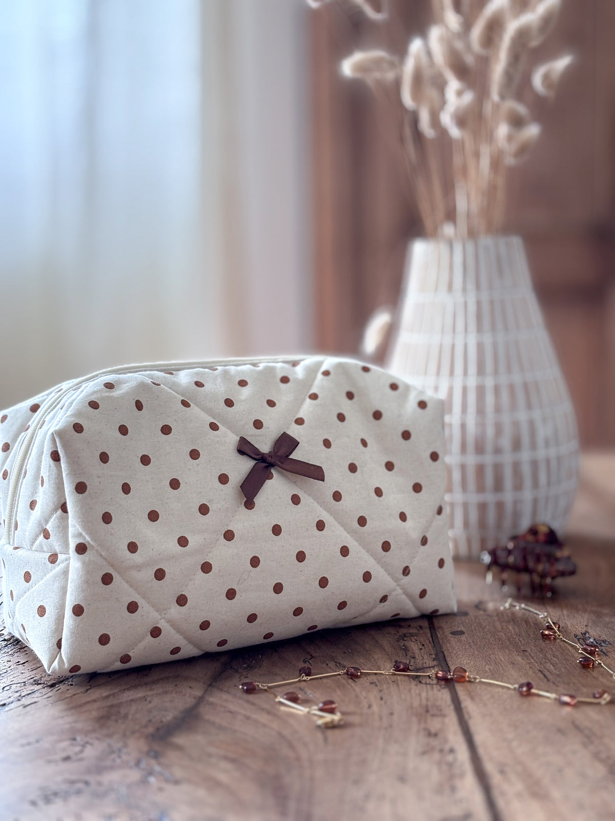 Trousse beauté matelassée écrue pois marron – Alma