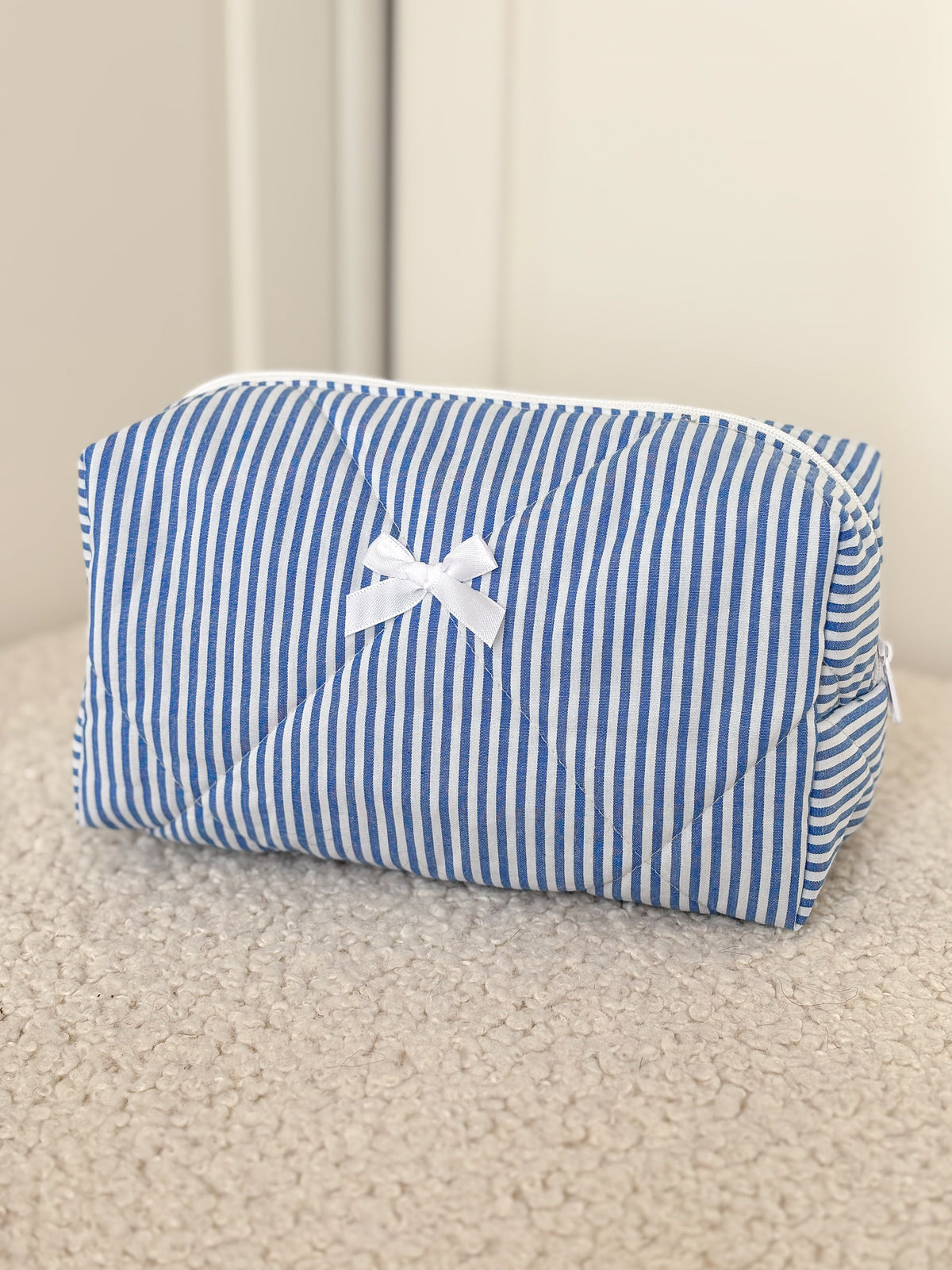 Trousse beauté matelassée rayée blanc et bleu – Capucine